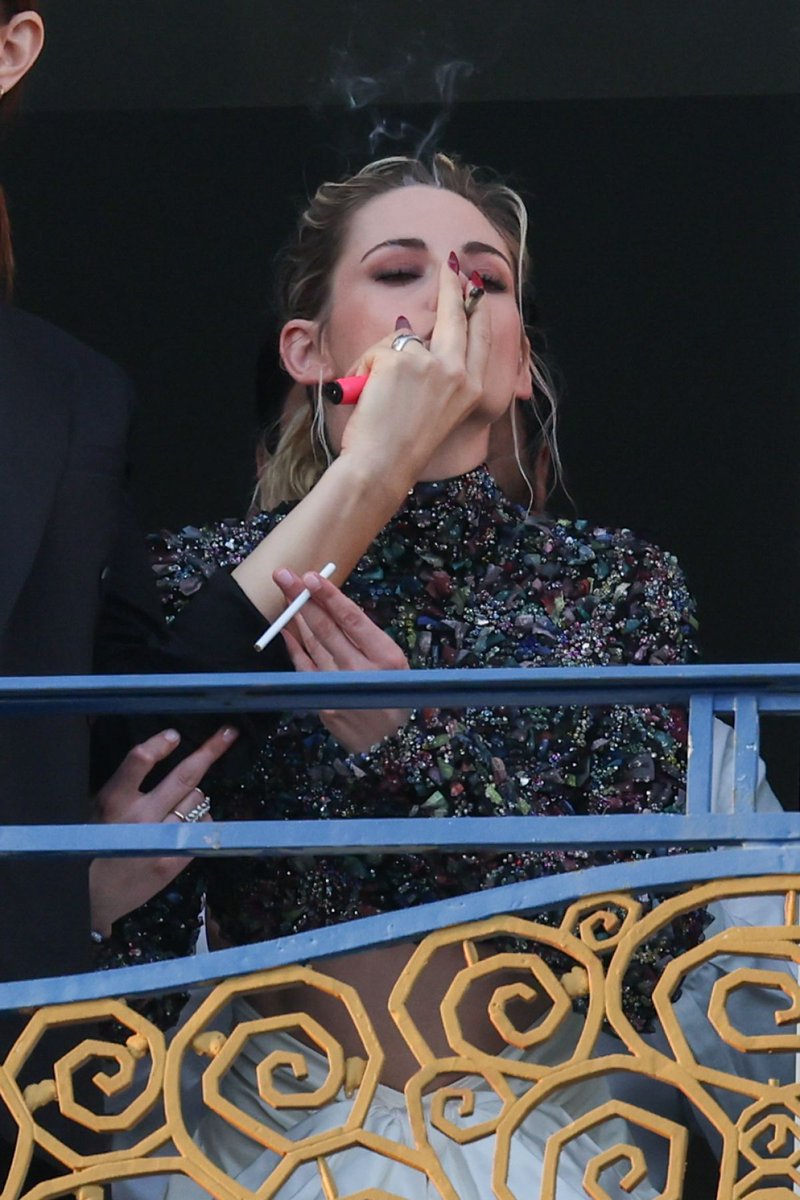 Tara Swennen and Kristen Stewart sharing a joint at Cannes last year 💨

#Cannes2022 #Throwback #Chanel