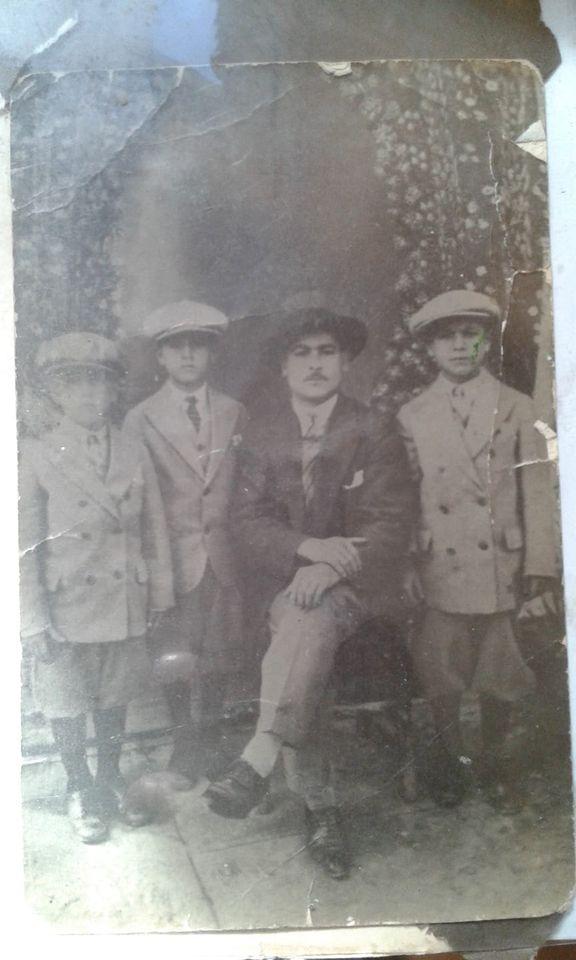 Blueyonetwo's tweet photo. Low quality but a historical photo/ #Englezakis family/1910/ #Cyprus/ Kalite dusuk ama tarihi bir fotograf/ #Englezakis ailesi/ #Kibris https://t.co/pojl32zngZ