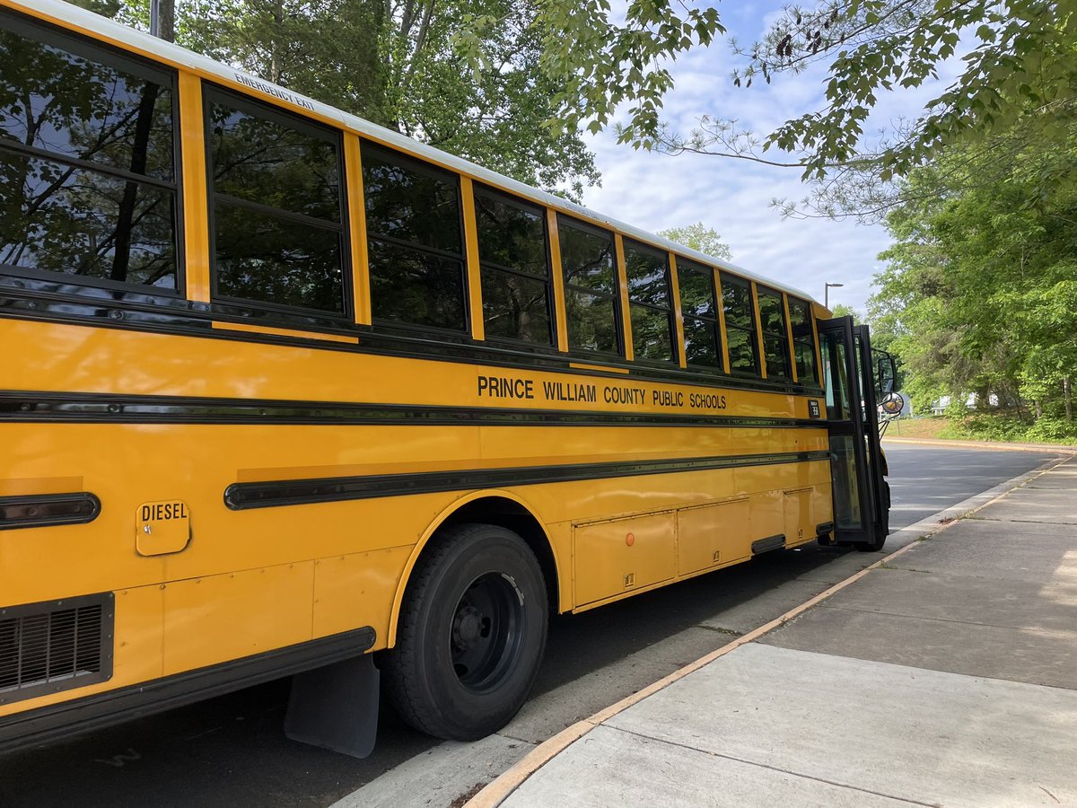 Riding on “The Magic School Bus” to see our show at GMU! 🚌🦎🪐