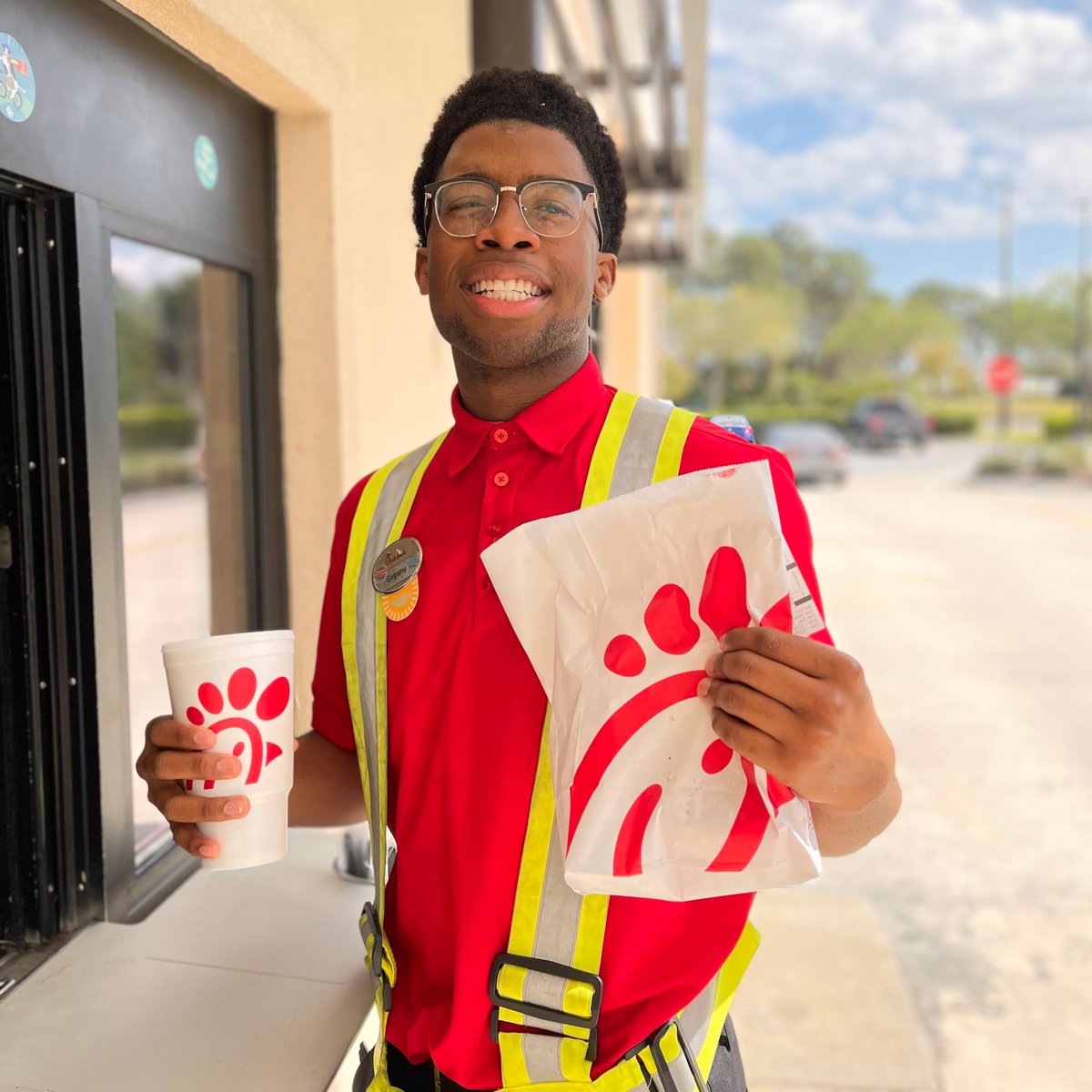 chickfilapsl's tweet photo. We are looking for people who are passionate about food and serving others. We offer competitive pay and benefits, as well as the opportunity to learn new skills and grow.  If you're interested (age 18+), here's the link to apply! https://t.co/Gv0Y6mkHou
#hiring #join #sundaysoff https://t.co/M1Fyw2r7o5