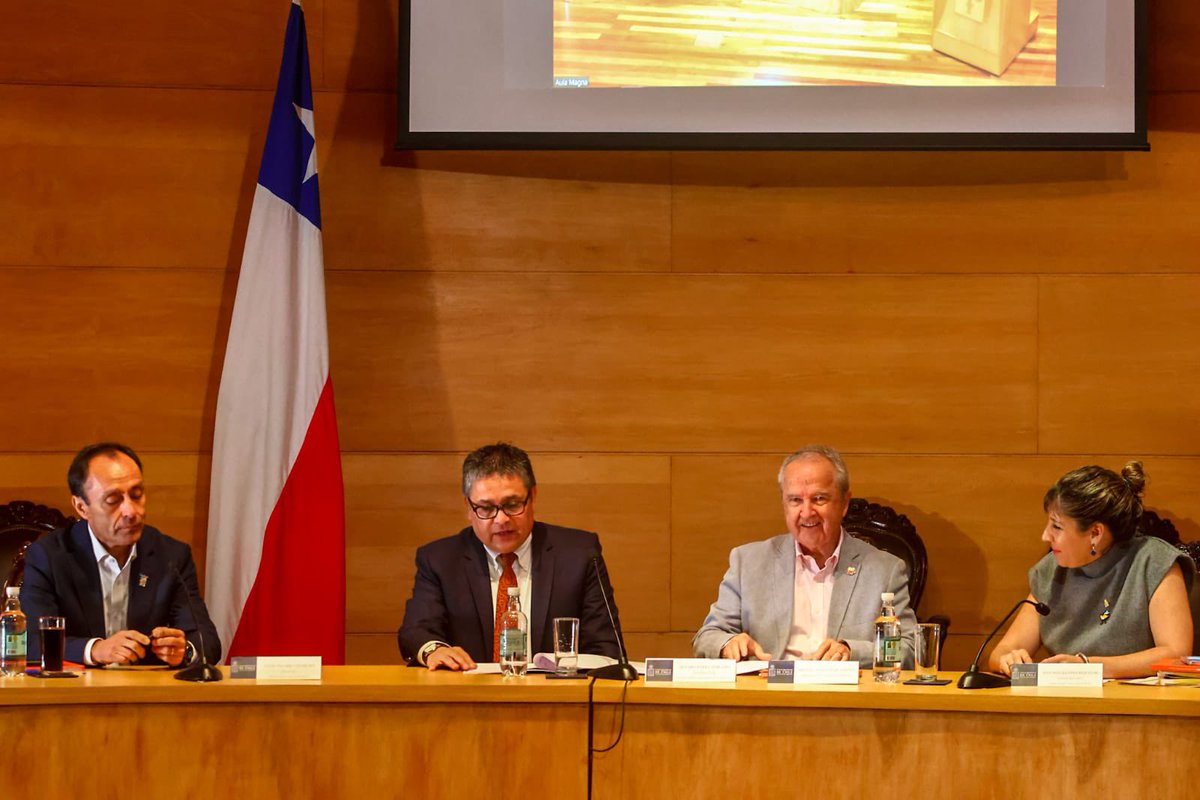 COCH_cl's tweet photo. Nuestro Presidente, Miguel Ángel Mujica, participa junto al Ministro del Deporte Jaime Pizarro y a la Subsecretaria @AntoIllanesR del Seminario “Grandes eventos deportivos y su legado para el país”, organizado por la Facultad de Derecho de la @uchile y @amd_chile. https://t.co/z7BWaJrNFl