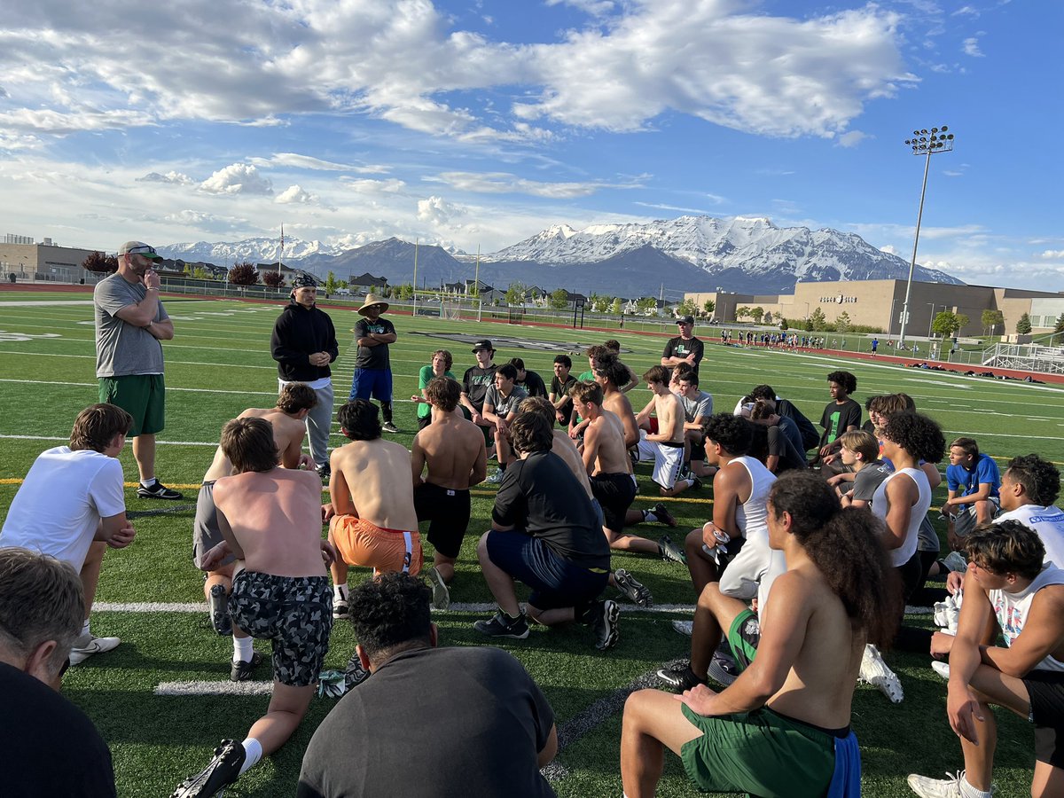 provo_football's tweet photo. Always great when Alumni come home to share some knowledge and motivation! Thanks to @uscfb very own and former State Defensive MVP @Cobb8Mason for coming home and helping these last few weeks!! #ProvoStrong #GoBulldogs @kirk67chambers @joe_tuha @grdeucher https://t.co/RSi9wg3SnQ