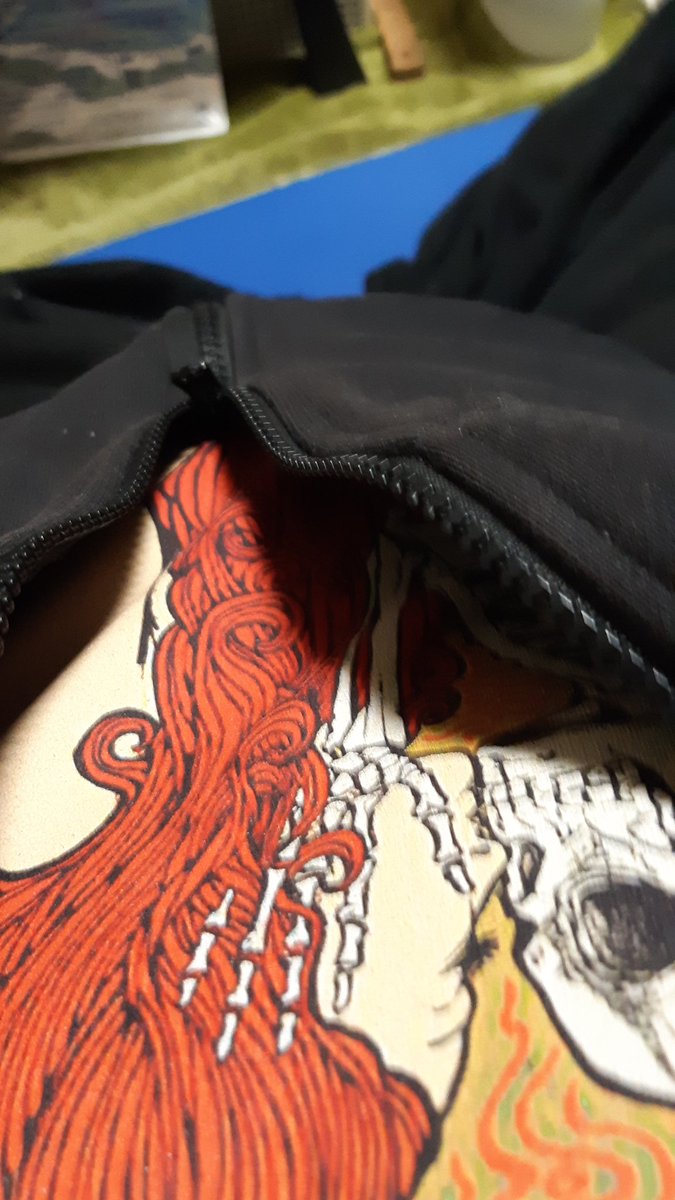 76_2706's tweet photo. 悪魔達、出場だ。とチャックを下げると悪魔が口づけをしていました。そんなTシャツ着て❤️大丈夫じゃ。 https://t.co/RbGfqidcCI