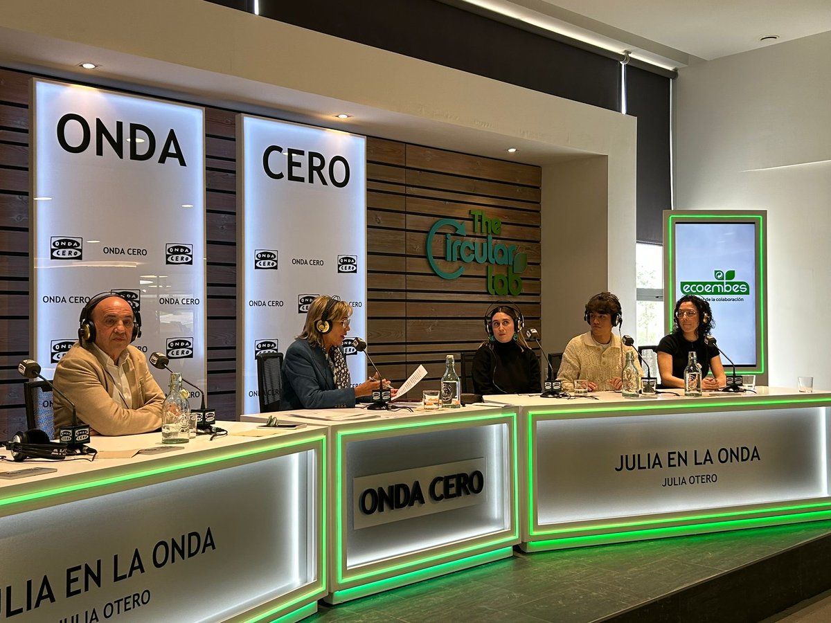 ElenaLpezRey's tweet image. El talento joven, esencial para pensar en cómo debe ser el reciclaje del futuro. Inma, Manu y Eva van a contar a ⁦@julia_otero⁩ ⁦@ecogallego⁩ y la audiencia de ⁦@Juliaenlaonda⁩ cómo trabajan en ⁦@TheCircularLab⁩  de ⁦@ecoembes⁩ #circulartalentlab