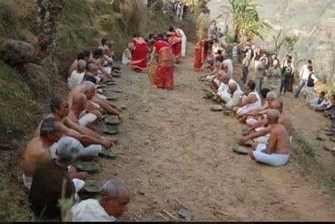 lux_subedi's tweet image. हामि त्यो अन्तिम पुस्ता 

हामी त्यो अन्तिम पुस्ता हौं, जस्ले माटोको घरभित्र बसेर पंचतन्त्रको कथा सुन्यौं । बुवा-आमाको काखमा कथा भजन सुन्दै निदायौं । जमीनमा पलेटी मार्दै बसेर खाना खायौं । प्लेटमा खन्याएर चिया पियौं ।
२ , हामी त्यो अन्तिम पुस्ता हौं, जस्ले बाल्यकालमा गाउँ  छिमेकका…