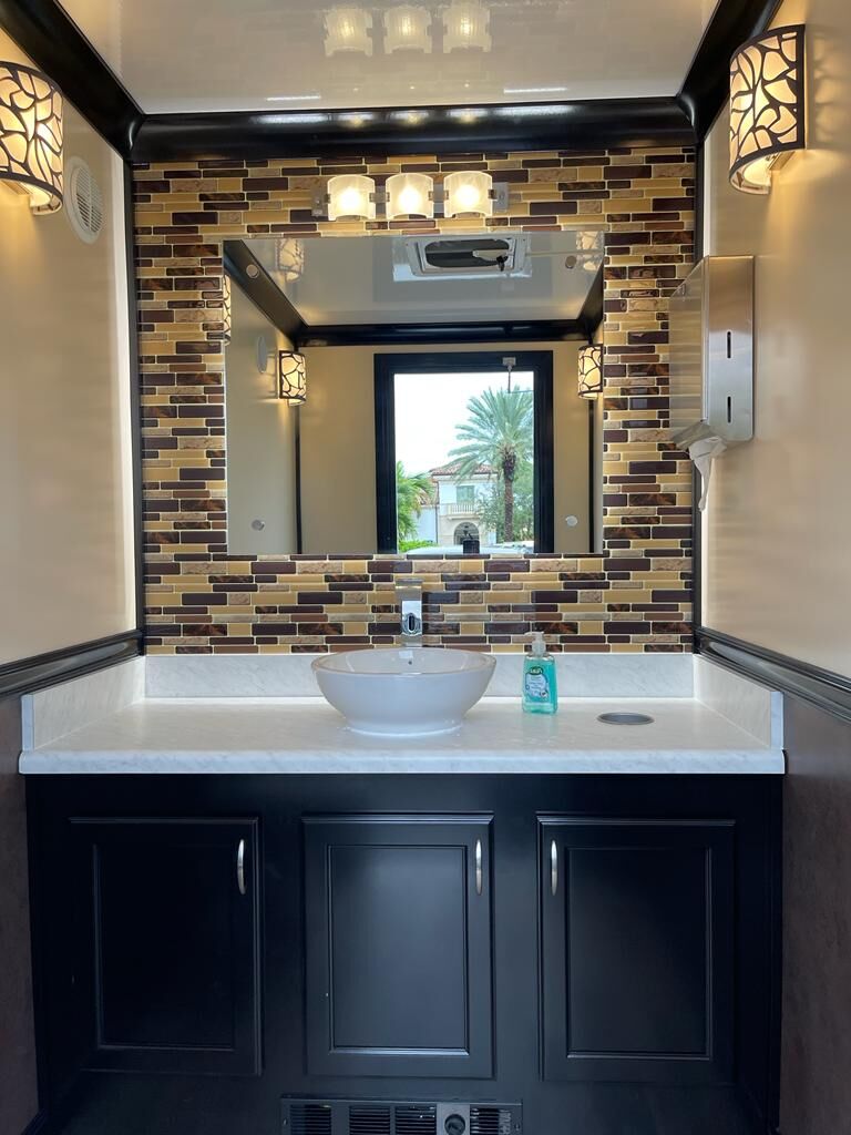 viptogo's tweet image. Our trailers are fully equipped with running water and flushing toilets for a true home-like experience. #restroomrental #eventplanning #VIPrestrooms