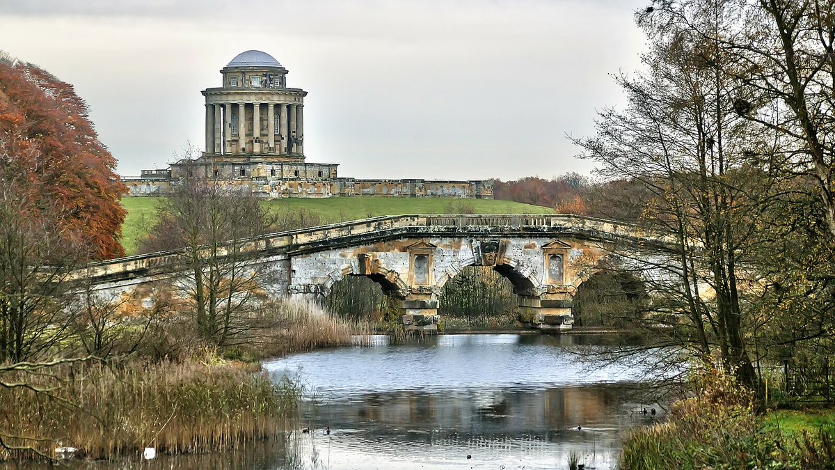 Interested in finding out more about the Castle Howard Mausoleum? Learn about architect John Vanbrugh's involvement in the origins of the mausoleum, as well as the ideas and beliefs which led to its construction in this free talk by @CSaumarezSmith Book: warburg.sas.ac.uk/events/directo…