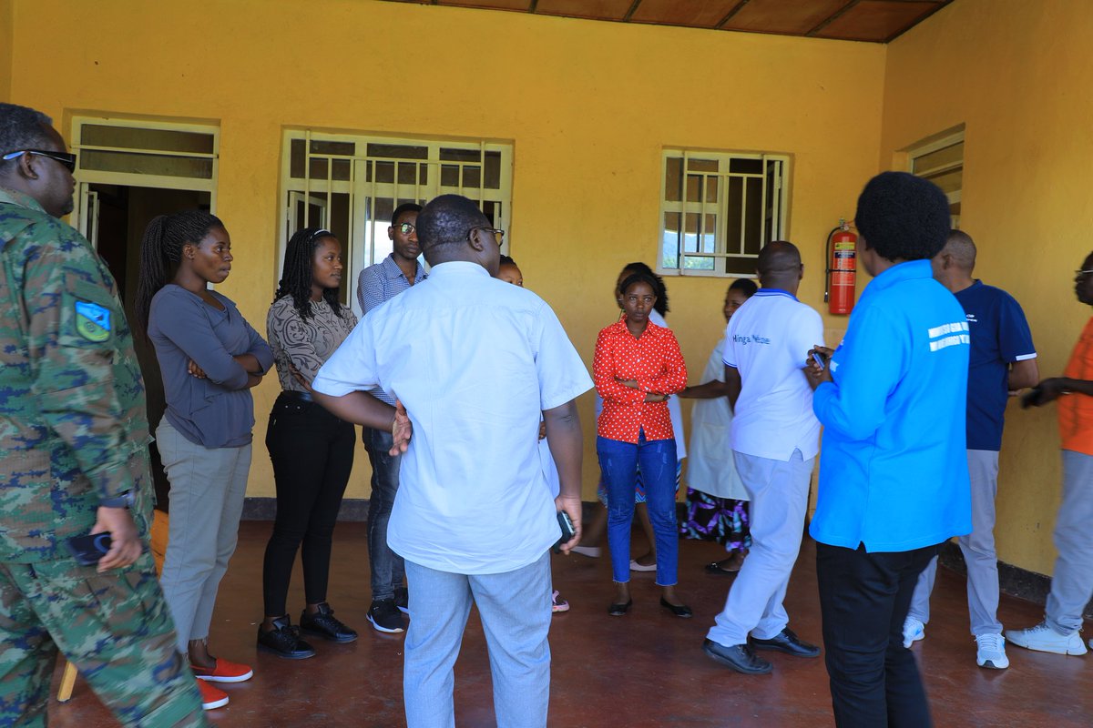 RutsiroDistrict's tweet photo. Guverineri wa @RwandaWest yahuye n'itsinda ry'abakozi batandukanye bashinzwe gukurikirana ubuzima bw'abaturage bacumbikiwe muri iyi site. Yabagiriye inama yo kunoza inshingano ku buryo abaturage batagira ikibazo bahura nacyo. Yabashimiye ubwitange bagaragaza no gukora neza. https://t.co/XwIVxYJj8h