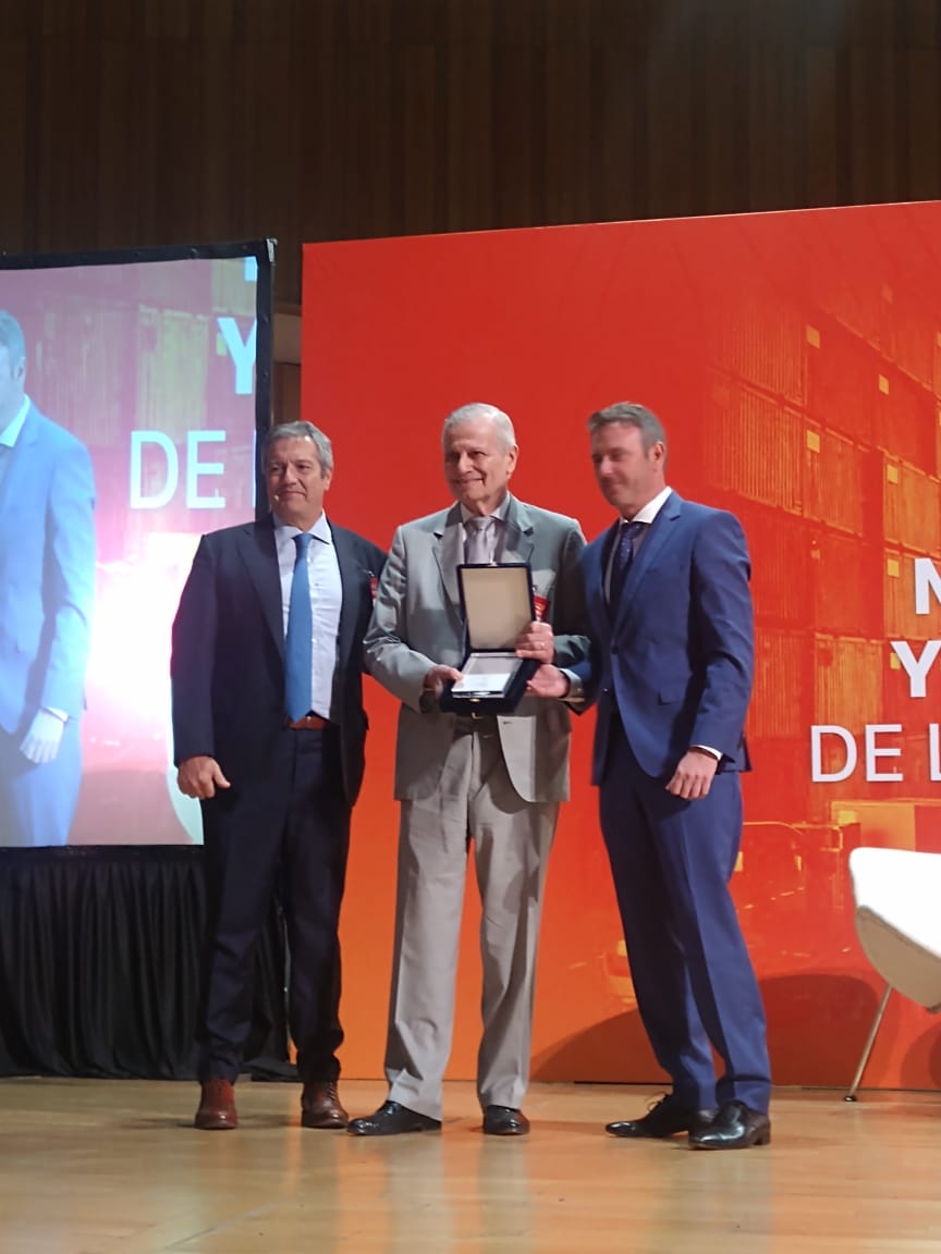 🗣"Es necesario humanizar las relaciones en las empresas para generar una sociedad de confianza". 
Merecido Reconocimiento a Jorge López, por su trayectoria en la actividad #logistica. #encuentrocedol2023 <a href="/cedolarg/">CEDOL Logística</a> <a href="/Fabianyannone/">AFY</a> <a href="/HSanchezCelsur/">Hernan Sanchez</a>