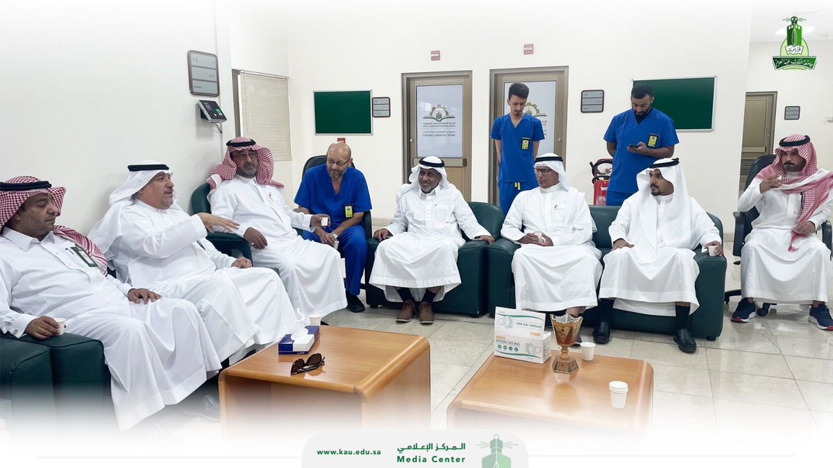kauedu_sa's tweet photo. زار نائب رئيس الجامعة للشؤون التعليمية أ.د. عادل بن محمد أبو زنادة، مستودع المواد الكيميائية والزجاجية والتخلص من النفايات الطبية والبيولوجية بالجامعة للوقوف على جاهزيته. والتقى سعادته بمسؤولي الإدارة العامة للخدمات التعليمية. مشيدًا بجهود مدراء العموم بالإدارات ذات العلاقة لجهودهم الكبيرة وأدائهم المتميز لخدمة المجتمع الجامعي. ويدعم هذا التوجّه جهود تحقيق الاستدامة البيئية من خلال الحفاظ على البيئة والمساهمة في تحسين جودة الحياة الجامعية.