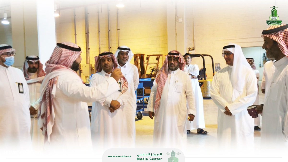 kauedu_sa's tweet photo. زار نائب رئيس الجامعة للشؤون التعليمية أ.د. عادل بن محمد أبو زنادة، مستودع المواد الكيميائية والزجاجية والتخلص من النفايات الطبية والبيولوجية بالجامعة للوقوف على جاهزيته. والتقى سعادته بمسؤولي الإدارة العامة للخدمات التعليمية. مشيدًا بجهود مدراء العموم بالإدارات ذات العلاقة لجهودهم الكبيرة وأدائهم المتميز لخدمة المجتمع الجامعي. ويدعم هذا التوجّه جهود تحقيق الاستدامة البيئية من خلال الحفاظ على البيئة والمساهمة في تحسين جودة الحياة الجامعية.