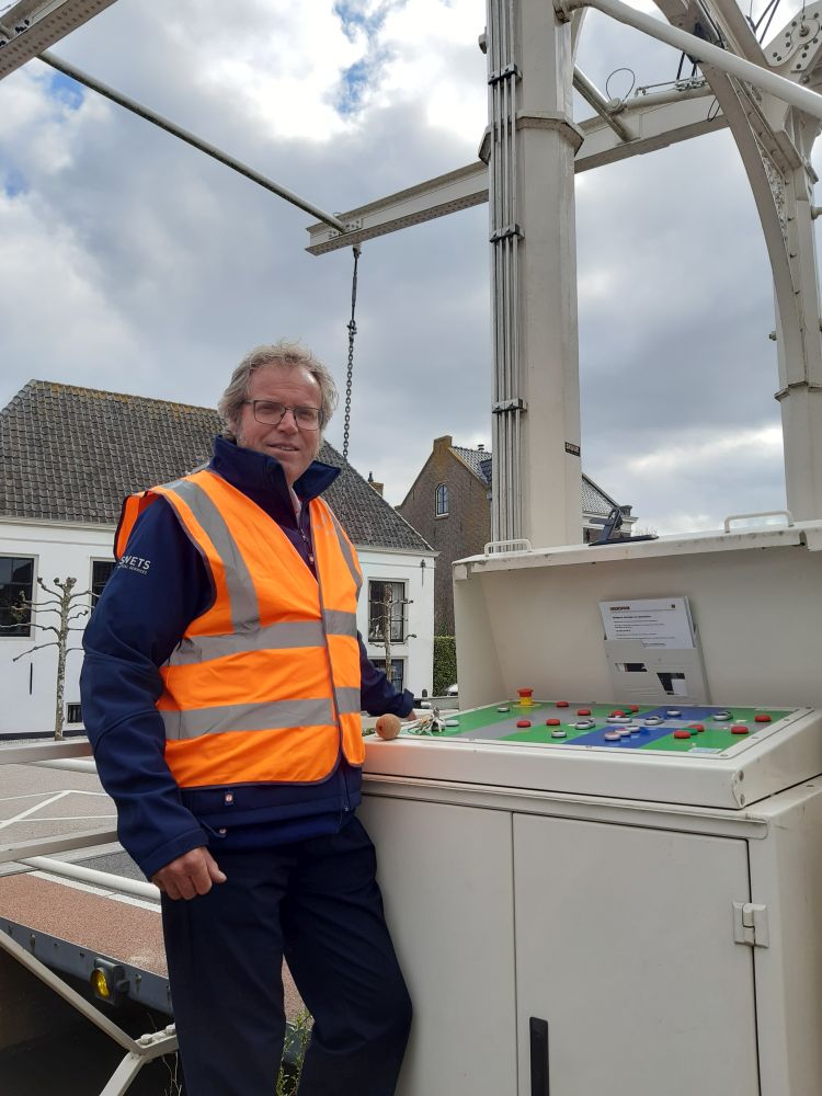 UW-medewerker Rene werkt 3 dagen per week als brugwachter, een prachtbaan voor iemand die graag op en langs het water is. Deze baan is door Rene zelf gevonden en door zijn detacheringsconsulent bij UW verder geregeld. Lees er meer over op de UW-website: uw.nl/nieuws/via-uw-…