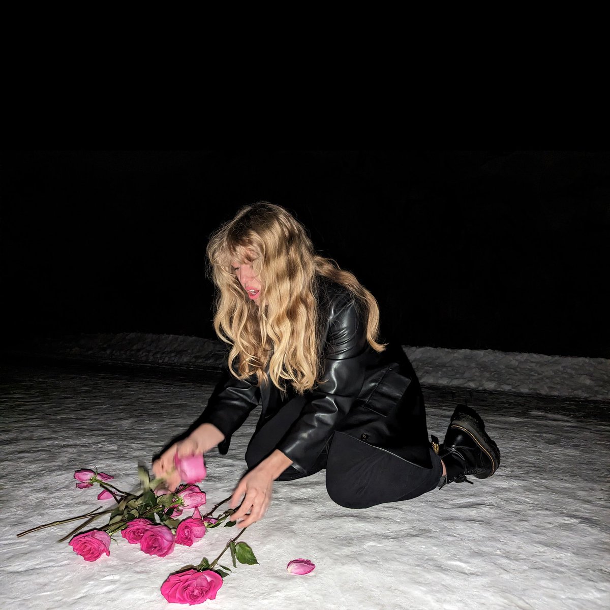 🥺💖🥀 Ruined Roses is out NOW and I’m dying of excitement a bit.

linktr.ee/lizmusicoffici…