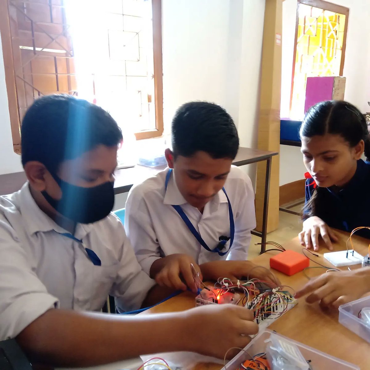 stemrobo's tweet photo. We are equipping students at Kahilipara High School, Guwahati, Assam, with the necessary skills to excel in the 21st Century.

#AIMtoInnovate #stemeducation #tinkering #NITIAayog #tinkerorbits #innovation #creativity #techology #AIforSchools #AIConnect #TinkerLearning #stemrobo https://t.co/OxtUJ4ICbm