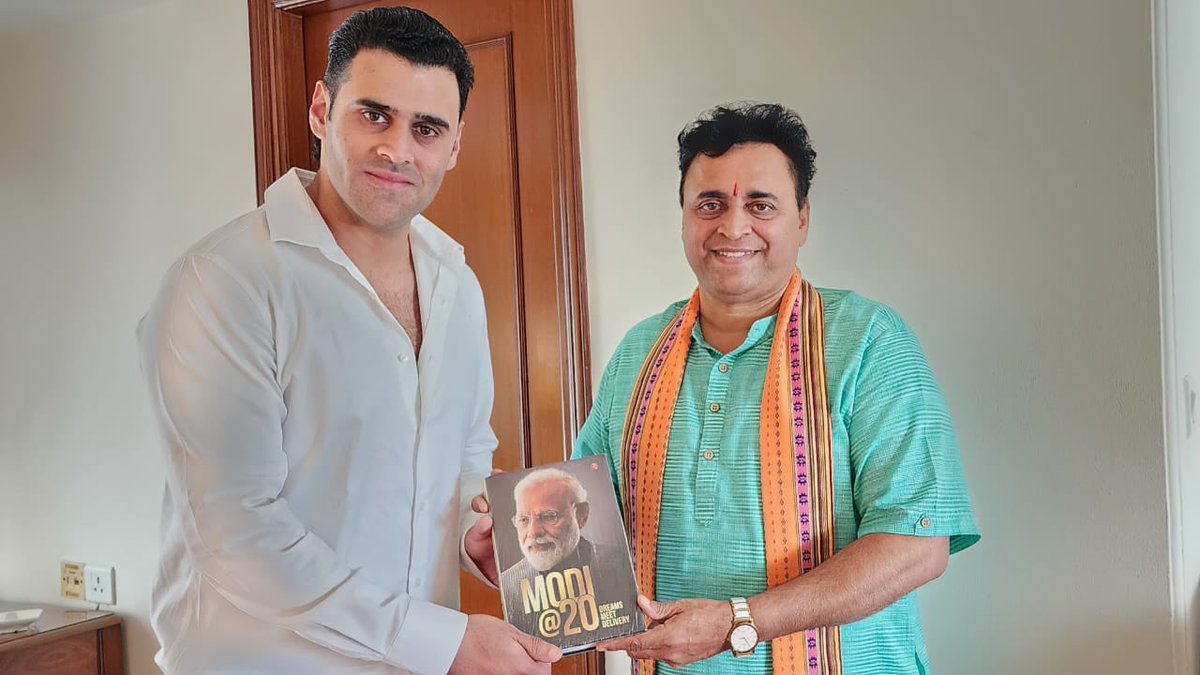 Delighted to meet & present @ImPuneetIssar, his son Siddhant, and @RealVinduSingh with the book '#ModiAt20,' a compilation of articles written by eminent personalities narrating the tireless efforts of @narendramodi Ji over the last 20yrs for marginalised communities’ betterment.