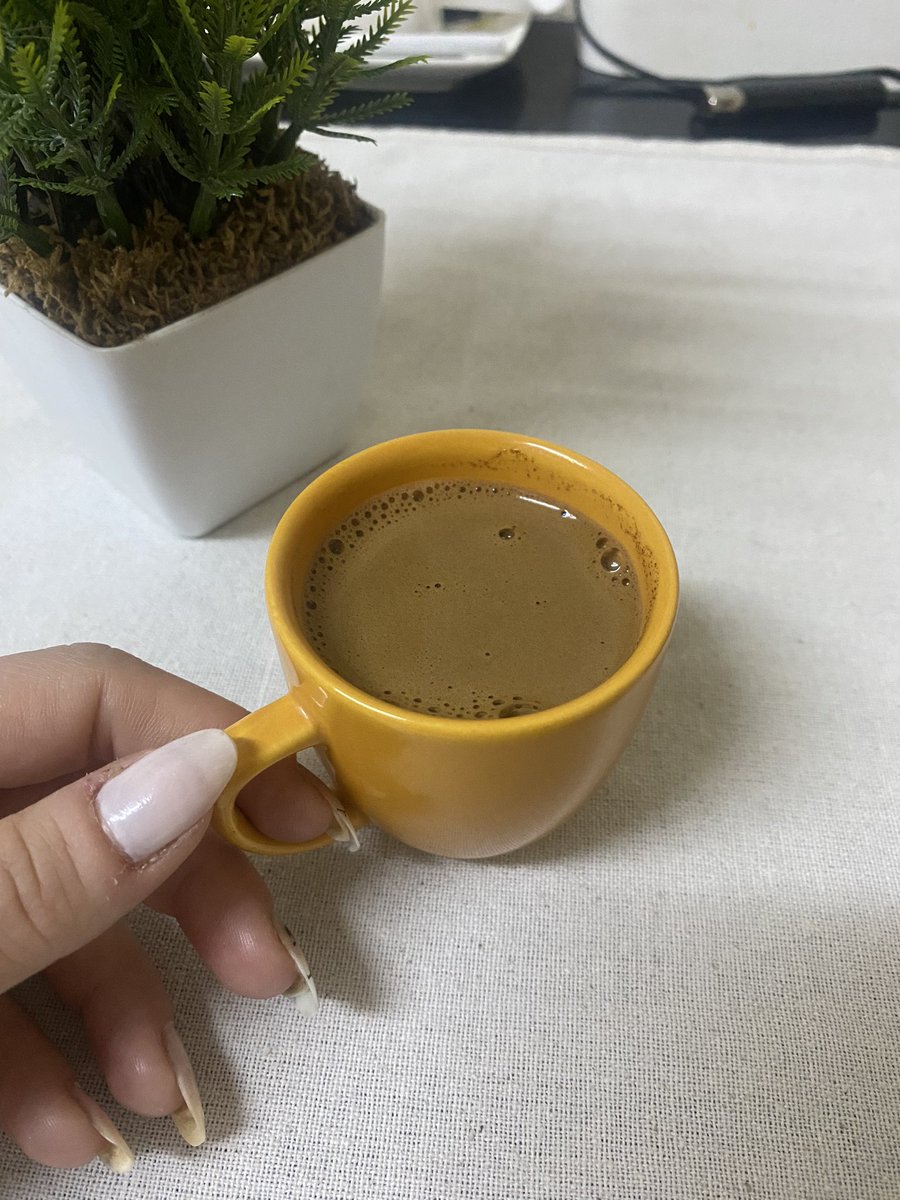 aycaktass's tweet photo. Her şeyin kahve içince geçtiğini sanan o kız https://t.co/slz1GwJH2j