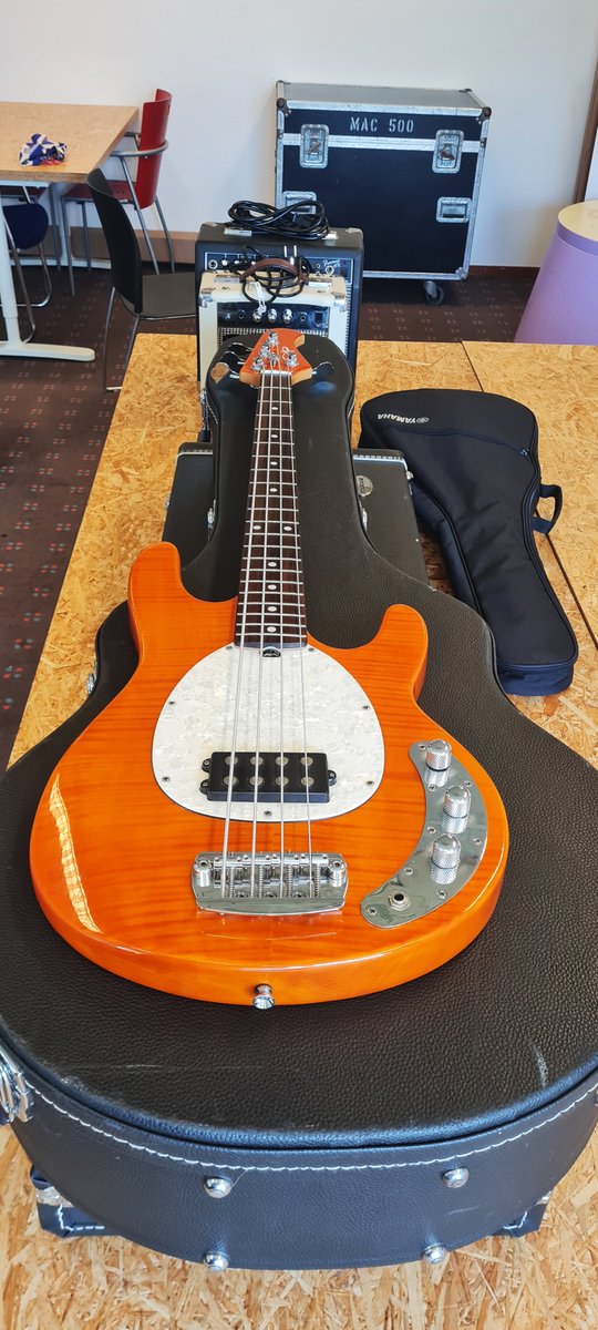 Het lijkt wel alsof we jarig zijn! Dat duurt nog een weekje maar we zijn nu al overladen met cadeau's! 🧡🧡🧡

Rens Koldenhof uit Wildervank deed een fantastische donatie in de vorm van een aantal (bas)gitaren en extraatjes. Bedankt Rens!