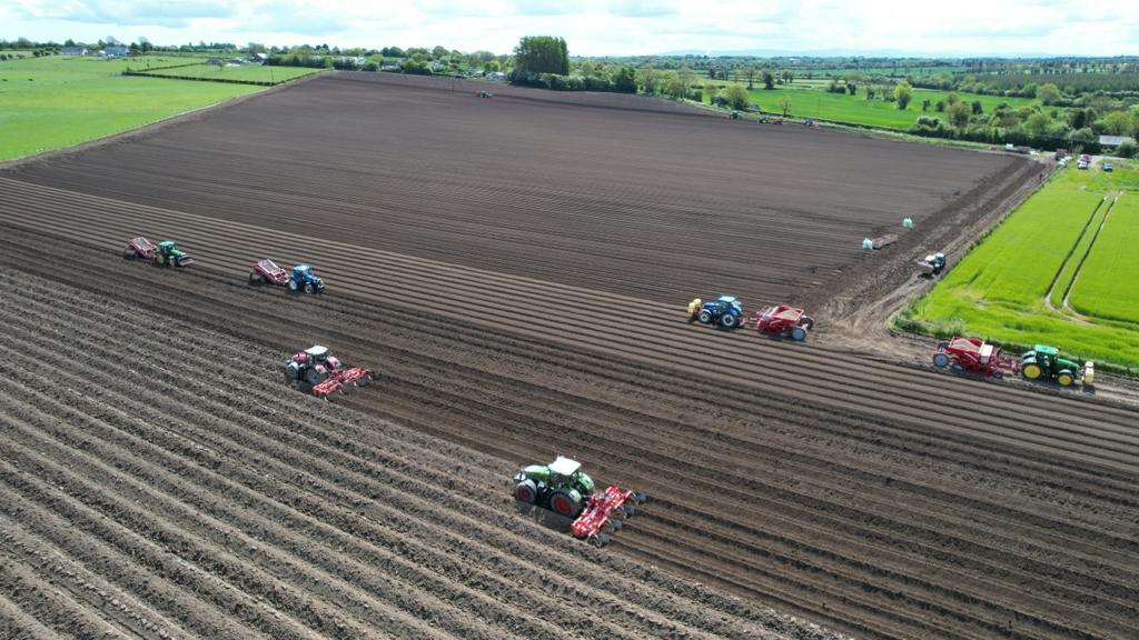 GRIMMEGroup's tweet photo. #grimmeworldwide
At our #RowShow in Ireland ๐ฎ๐ช, with the four-row belt planter GB 430, there was a lot of action on the field! ๐ฅ๐
#GRIMME #GRIMMEGroup #potatoes #RowShow #kartoffeln #agriculture #machinery #spring #planter #GB430 #ireland https://t.co/d3ngXL5EHY