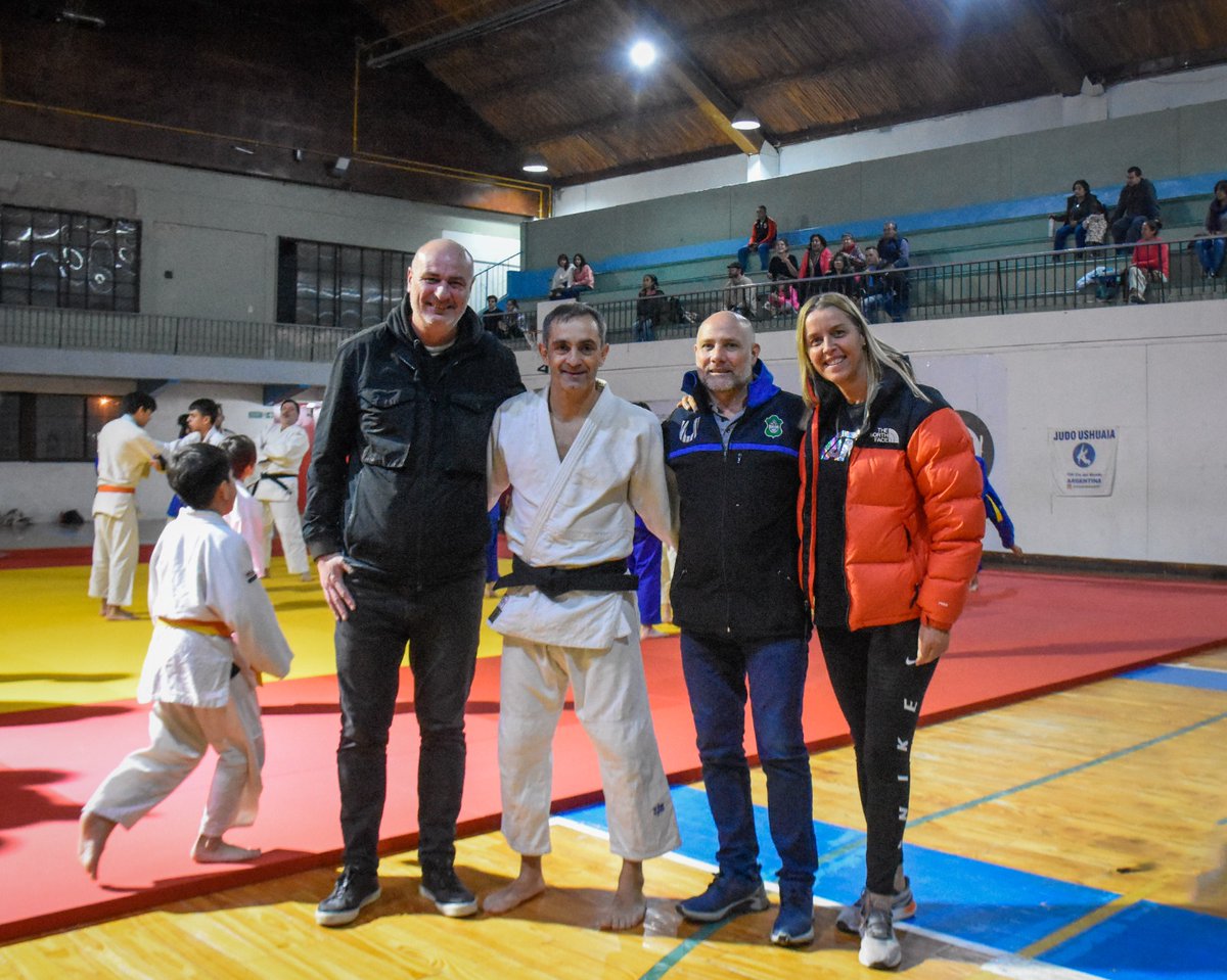 imdushuaia's tweet photo. 🔊USHUAIA YA CUENTA CON UN TATAMI OLÍMPICO 🥋

En el gimnasio "Hugo Ítalo Favale", y con la presencia de alumnos y alumnas de la Escuela Municipal de Judo, se presentó el nuevo tatami olímpico con el que cuenta desde hoy la ciudad de Ushuaia. 
@WalterVuotoTDF @UshuaiaMuni https://t.co/zJr3kBnTD3