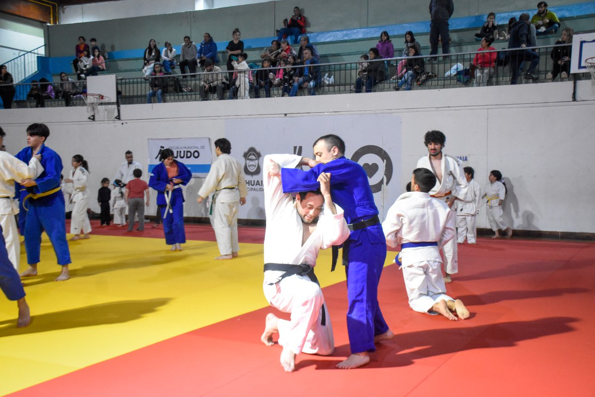 imdushuaia's tweet photo. @Desnunavarro: "Era una promesa del intendente a toda la familia del Judo, y hoy ya cuentan con esta herramienta fundamental para el crecimiento del deporte".

#GestiónWalterVuoto #EscuelaMunicipal #Tatami #IMD2023 #ATuLado https://t.co/4YNUXdDpyz