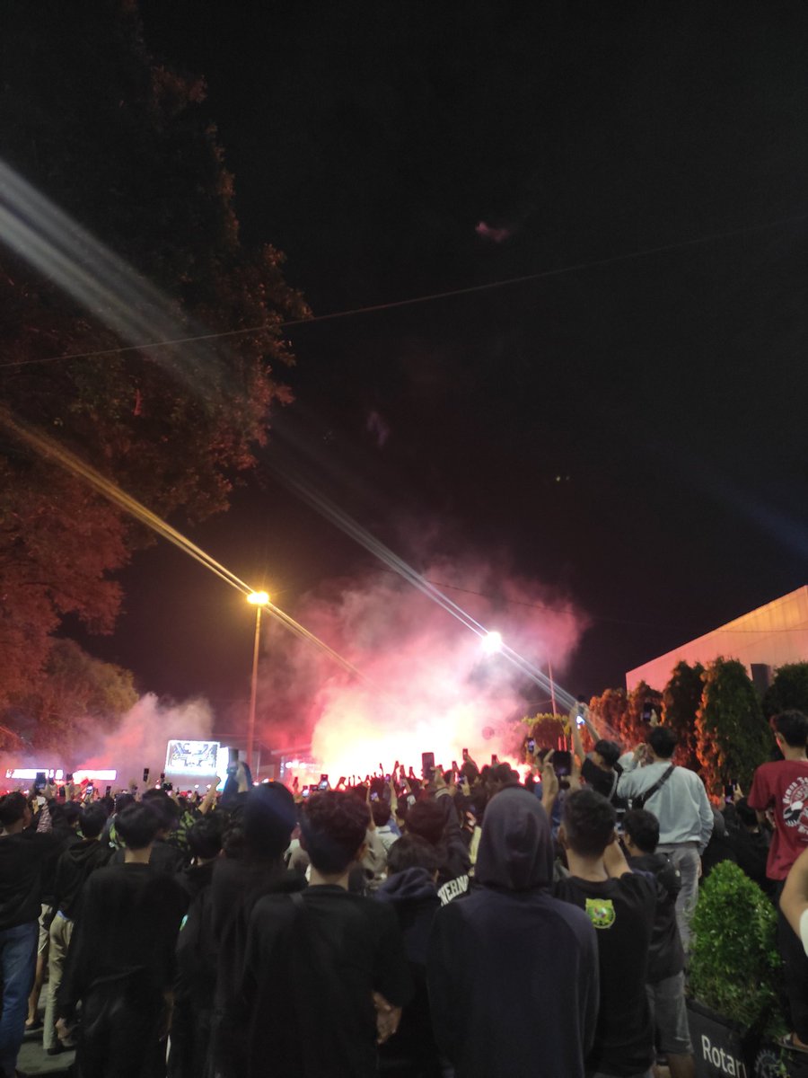 abebasudara's tweet photo. udh bakar flare wasit komtollll https://t.co/5GseypVmfk