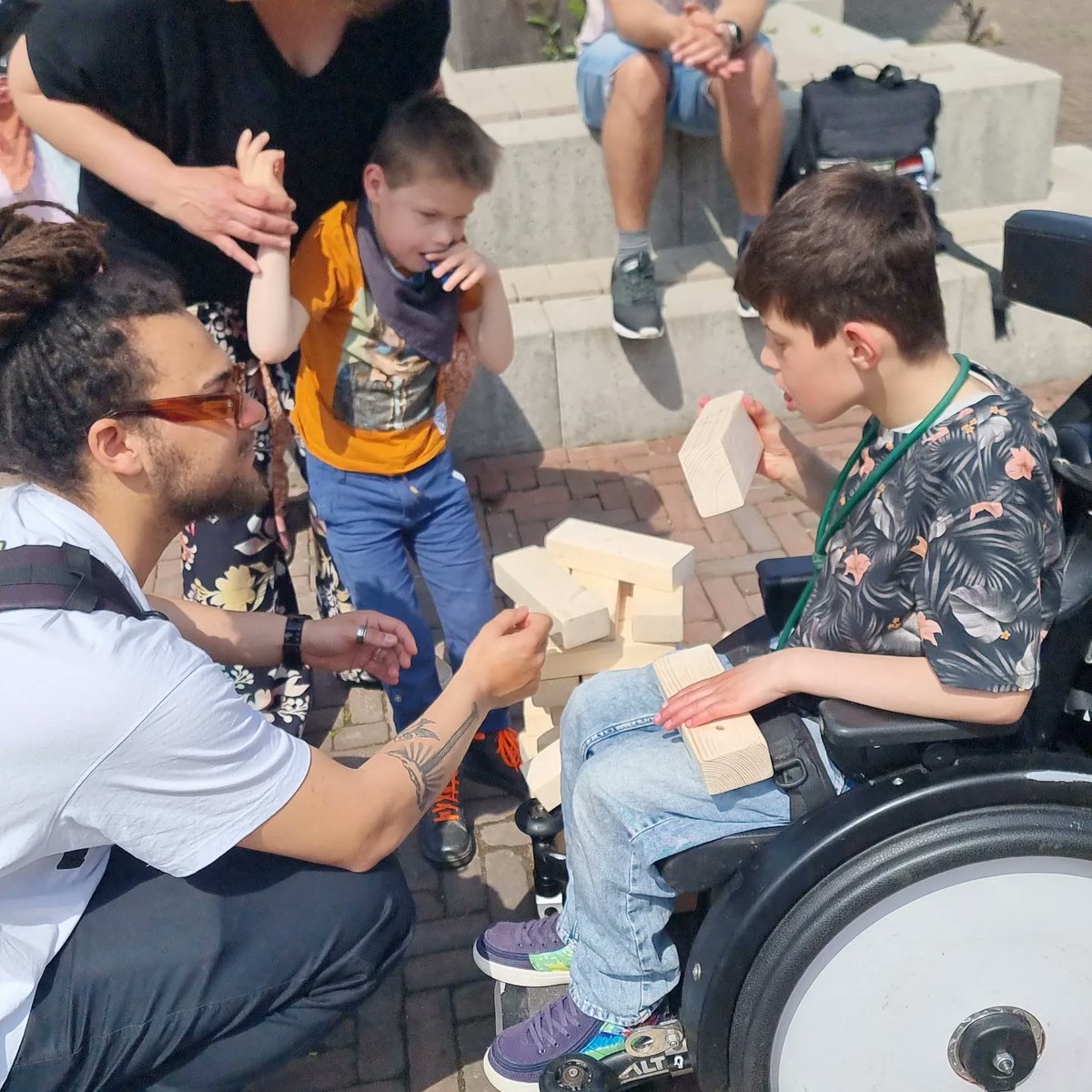Wat een groot succes was het afgelopen zondag 14 mei! De onthulling van de straatscherm bedacht door alle kinderen en voor alle kinderen. InContact Bijzonder heeft haar bijdrage geleverd in samenwerking met Kars&amp;Boom #inclusie #kunst #beperking #kinderen #leidscherijn #zorg