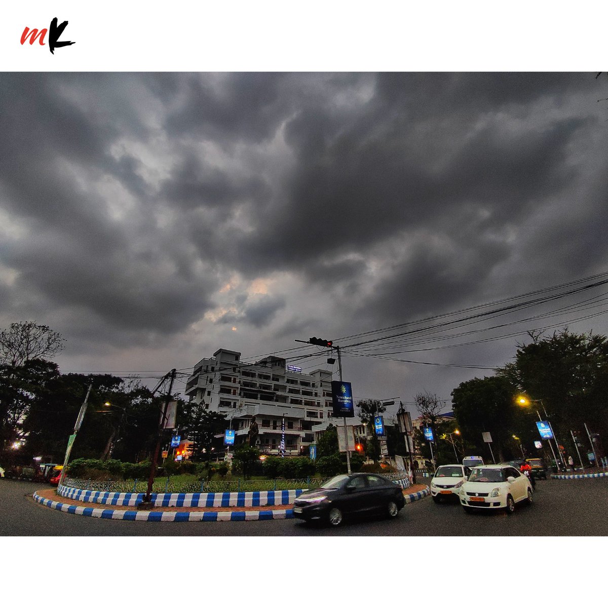 TT_My_Kolkata's tweet photo. Take a quick look at the day that was for #Kolkata featuring a cloudy evening for the city, KMC on clean-up duty, Rozgar Mela and more.
Read more: https://t.co/jNPz8fXOuv
#PicksOfTheDay #CloudySky #Storm #RozgarMela #SahityaAkademi #ICSETopper #MyKolkata https://t.co/MhjfWSkPlY