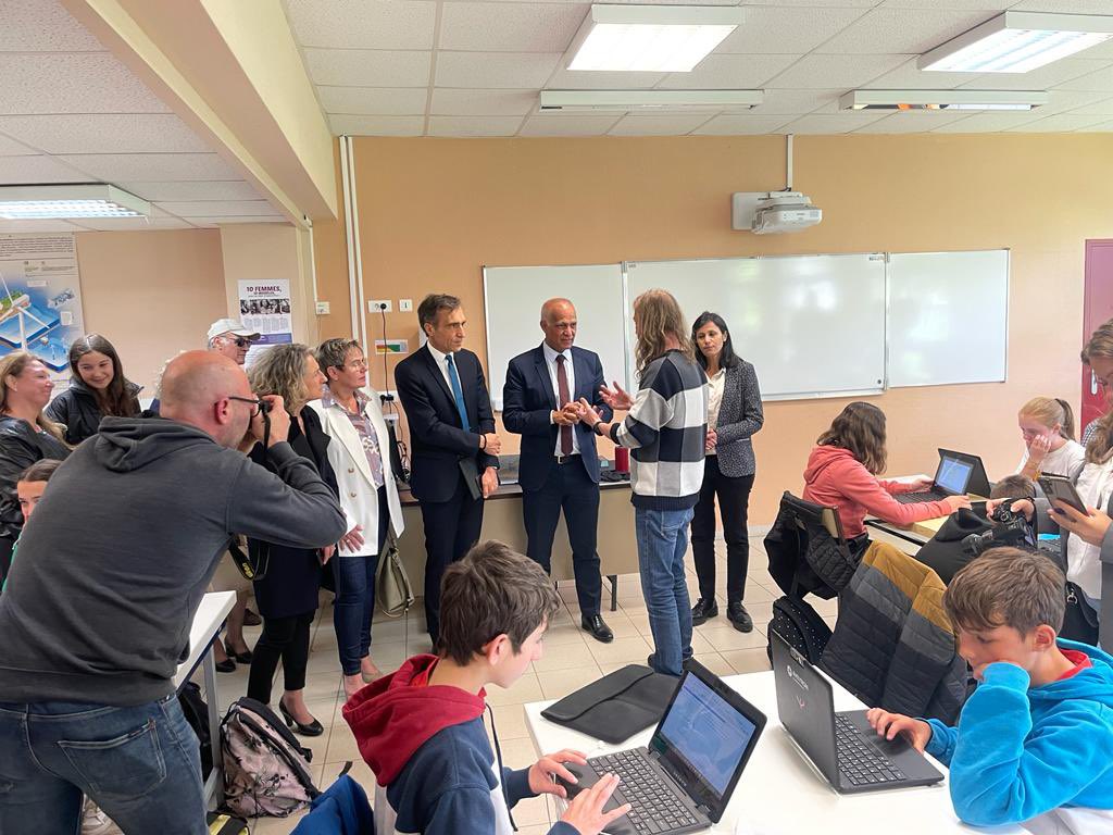 MostafaFourar's tweet photo. Une belle visite du collège de #Rignac aux côtés @arnaudviala 
Dans le cadre d'une expérimentation, le @dept_aveyron a doté tous les élèves de 5ème en équipement informatique : l'occasion de mettre en place des projets pédagogiques mobilisant le #numérique en lien avec @DaneTlse https://t.co/DHXwePt61r
