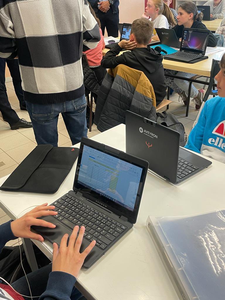 MostafaFourar's tweet photo. Une belle visite du collège de #Rignac aux côtés @arnaudviala 
Dans le cadre d'une expérimentation, le @dept_aveyron a doté tous les élèves de 5ème en équipement informatique : l'occasion de mettre en place des projets pédagogiques mobilisant le #numérique en lien avec @DaneTlse https://t.co/DHXwePt61r