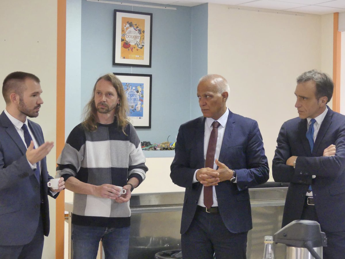 Une belle visite du collège de #Rignac aux côtés <a href="/arnaudviala/">Arnaud Viala</a> 
Dans le cadre d'une expérimentation, le <a href="/dept_aveyron/">Département de l'Aveyron</a> a doté tous les élèves de 5ème en équipement informatique : l'occasion de mettre en place des projets pédagogiques mobilisant le #numérique en lien avec <a href="/DaneTlse/">Compte inactif</a>