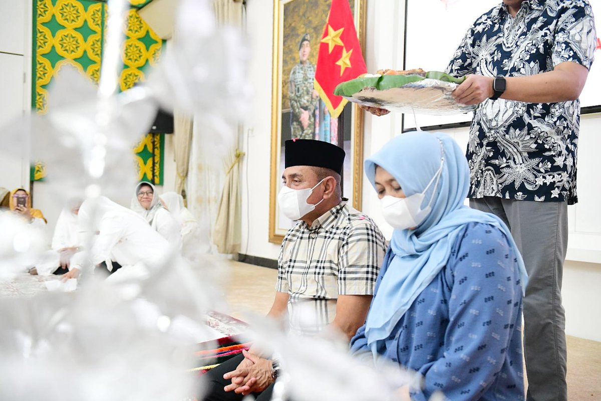 NawalLubis's tweet photo. Setelah sepekan lebih kami berada di Tanah Suci menunaikan ibadah umroh, Alhamdulillah kami sekeluarga telah sampai ke rumah dengan sehat selamat. Kehadiran kami pun disambut penuh syukur  bahagia oleh keluarga, kerabat dan sahabat kami melalui prosesi tepung tawar siang ini. https://t.co/UYkd2LiGgt