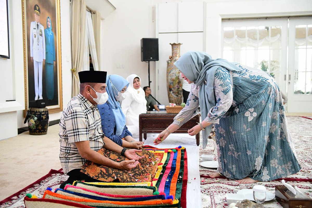 NawalLubis's tweet photo. Setelah sepekan lebih kami berada di Tanah Suci menunaikan ibadah umroh, Alhamdulillah kami sekeluarga telah sampai ke rumah dengan sehat selamat. Kehadiran kami pun disambut penuh syukur  bahagia oleh keluarga, kerabat dan sahabat kami melalui prosesi tepung tawar siang ini. https://t.co/UYkd2LiGgt