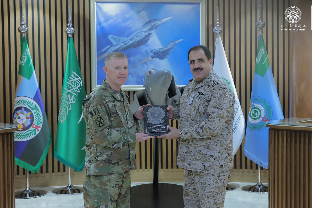 modgovksa's tweet photo. نائب قائد #القوات_الجوية اللواء الطيار الركن طلال الغامدي، يلتقي قائد القوات البرية في القيادة المركزية الأمريكية الفريق باتريك فرانك، ويبحثان علاقات التعاون الثنائي بين الجانبين، إضافة إلى استعراض عدد من المواضيع ذات الاهتمام المشترك. https://t.co/iyFnl1XDum