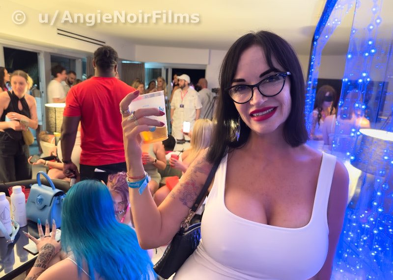 Chilling in the <a href="/XBIZ/">XBIZ</a> White Party Penthouse suite 💋💋 and got to meet the very handsome <a href="/PornoDan/">Dan Leal aka Porno Dan</a>