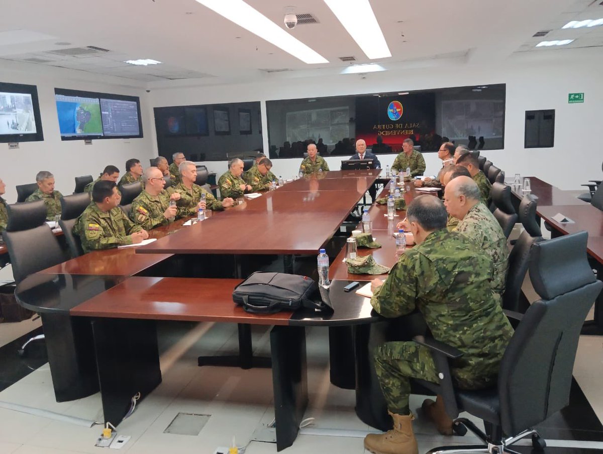 mromerorivera's tweet photo. El Consejo de Generales y Almirantes de @FFAAECUADOR está reunido desde las 8:30 con el ministro de @DefensaEc Luis Lara.
La cúpula militar, que ya  tiene decidida su actuación frente a cualquier desenlace del juicio al presidente @LassoGuillermo, sigue de cerca el proceso. https://t.co/Ed2myeTqLT