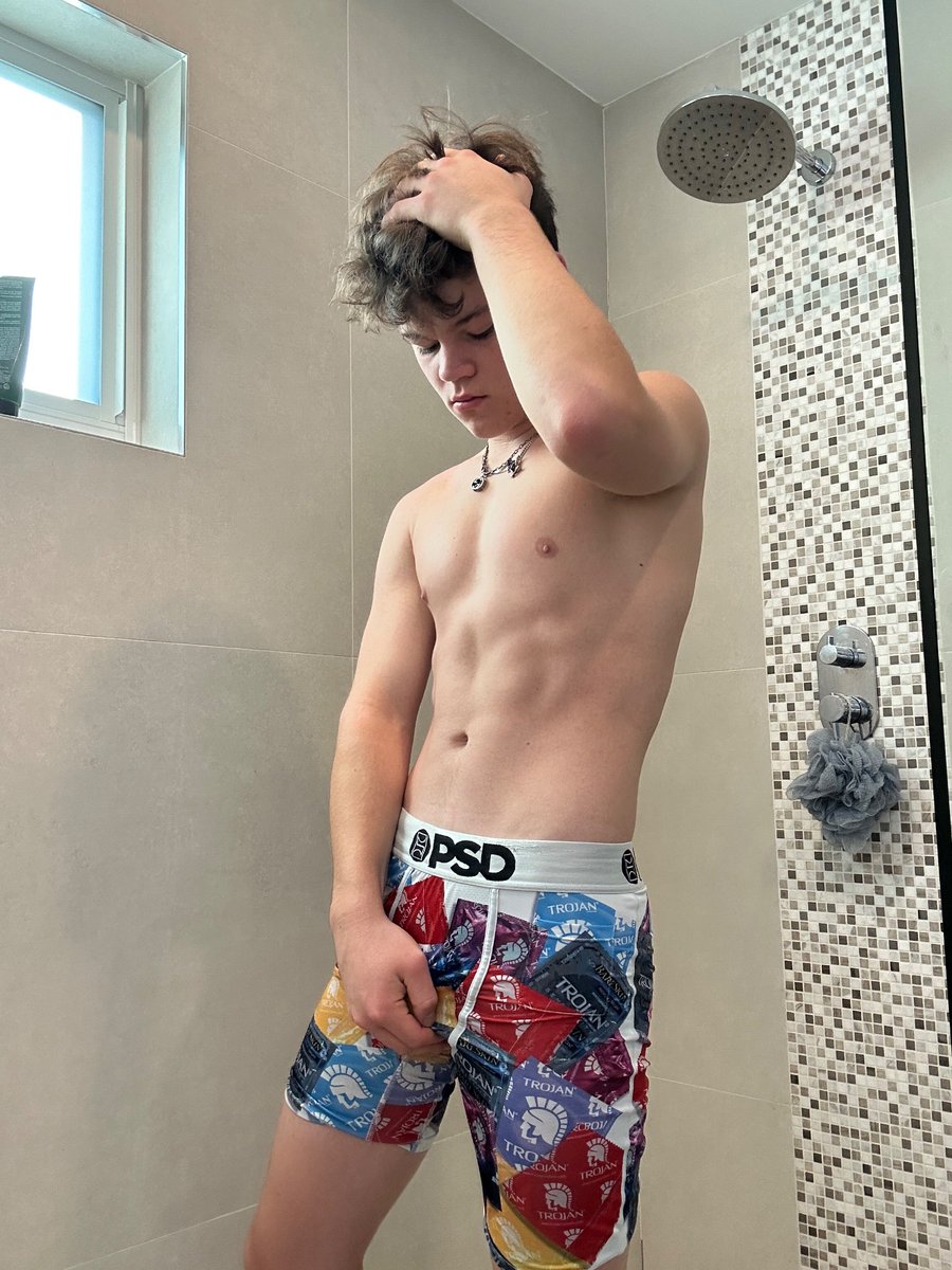 Omorfar38895688's tweet photo. Post cardio workout shower? Rt if I should move my hand on 0F https://t.co/0fEFxOu7yD