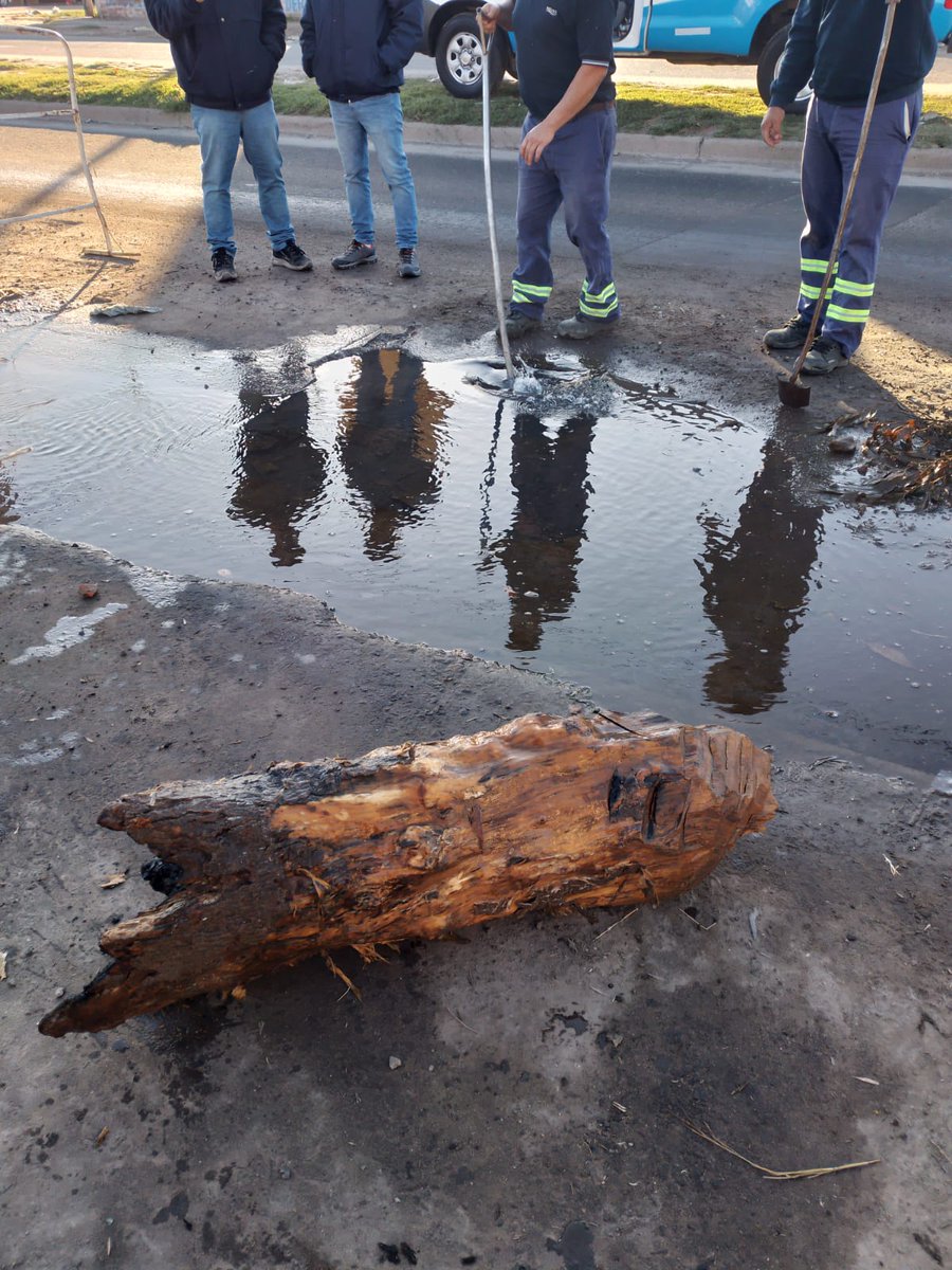 AguasSantaFe's tweet photo. #Rosario Escombros y hasta un tronco, arrojados por vecinos desaprensivos, obstruían un desagüe cloacal en Rouillón y Dr. Maradona (zona sur).
Cuidemos los servicios esenciales. 
El buen funcionamiento de las redes depende de todos. https://t.co/0jdhrWG7Yq