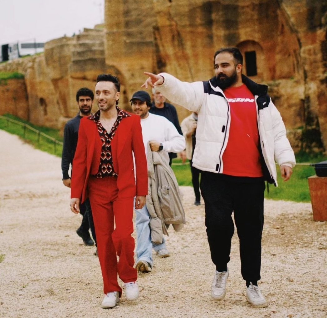 mabelmatizclub_'s tweet photo. Kadim şehir Mardin'de çekimleri yapılan ve yönetmenliğini Cenan Çelik'in üstlendiği "Uçkun" klibinin kamera arkası görüntüleri..🎬💕🧿🤩
#mabelmatiz #hellopsychaleppo #uçkun #mardin https://t.co/wRh7vZHg6z