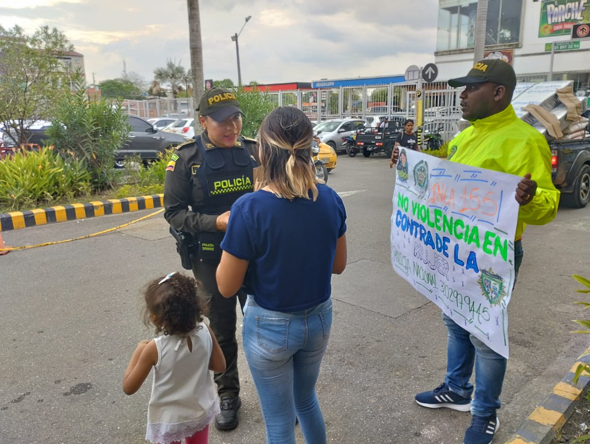 Policiantioquia's tweet photo. En el #MesDeLaMadre, el grupo de @ProteccionPonal realizó en #Caucasia actividades de prevención. Entregando volantes con rutas de atención y línea 155 para denunciar violencia de género. 💜🚨 #DiosYPatria https://t.co/L4g0KnAvzs