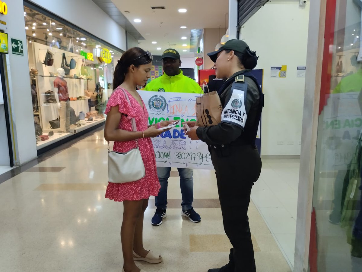 Policiantioquia's tweet photo. En el #MesDeLaMadre, el grupo de @ProteccionPonal realizó en #Caucasia actividades de prevención. Entregando volantes con rutas de atención y línea 155 para denunciar violencia de género. 💜🚨 #DiosYPatria https://t.co/L4g0KnAvzs