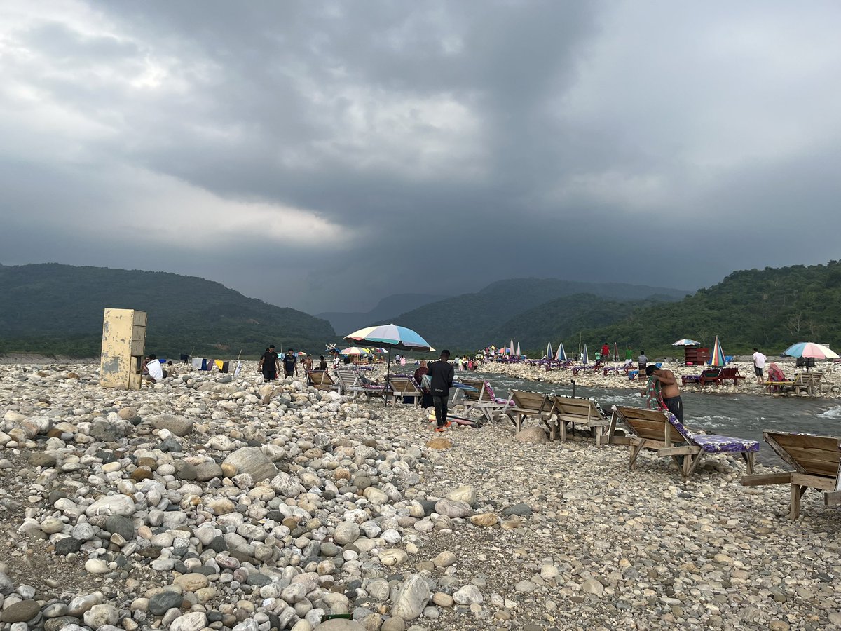 awesome to be doing fieldwork again for the first time in 4 years! In Bangladesh w/ @ariful_islam_94 <a href="/JoGiezi/">Jo Giezi</a> <a href="/alexsaunderstwt/">Alex Saunders</a> meeting the people who hand collect the river level data we use! And getting to know landscapes we usually see from
Space and the people who live in them