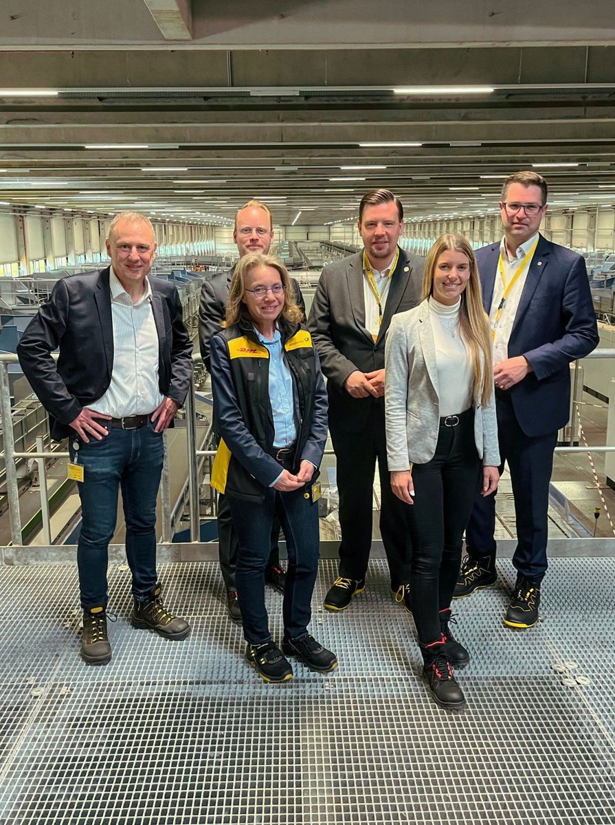BjoernSimon's tweet photo. Heute habe ich in #Obertshausen eins der größten und modernsten Paketzentren von @DHLPaket in Deutschland besucht. Seit 2016 werden hier auf 37.000 Quadratmeter jährlich bis zu 113 Millionen Pakete angenommen, sortiert und zum Weitertransport verladen
@KVOffenbach #Paketzentrum https://t.co/MqJXFo4kyd