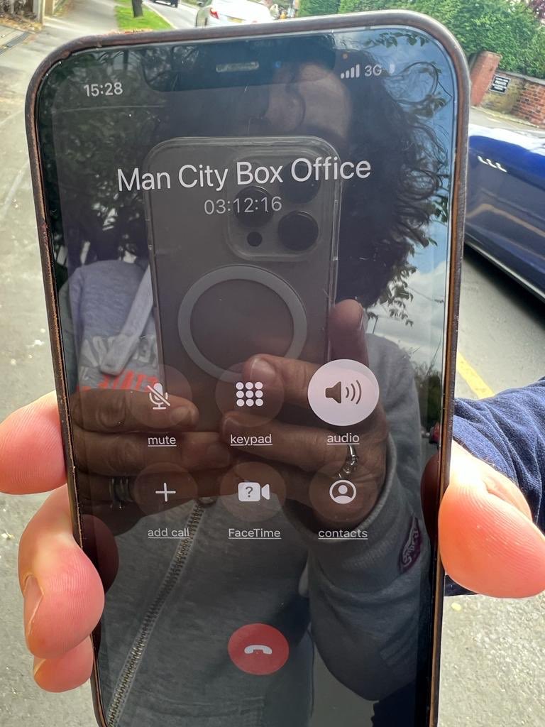 clindsay tweet media