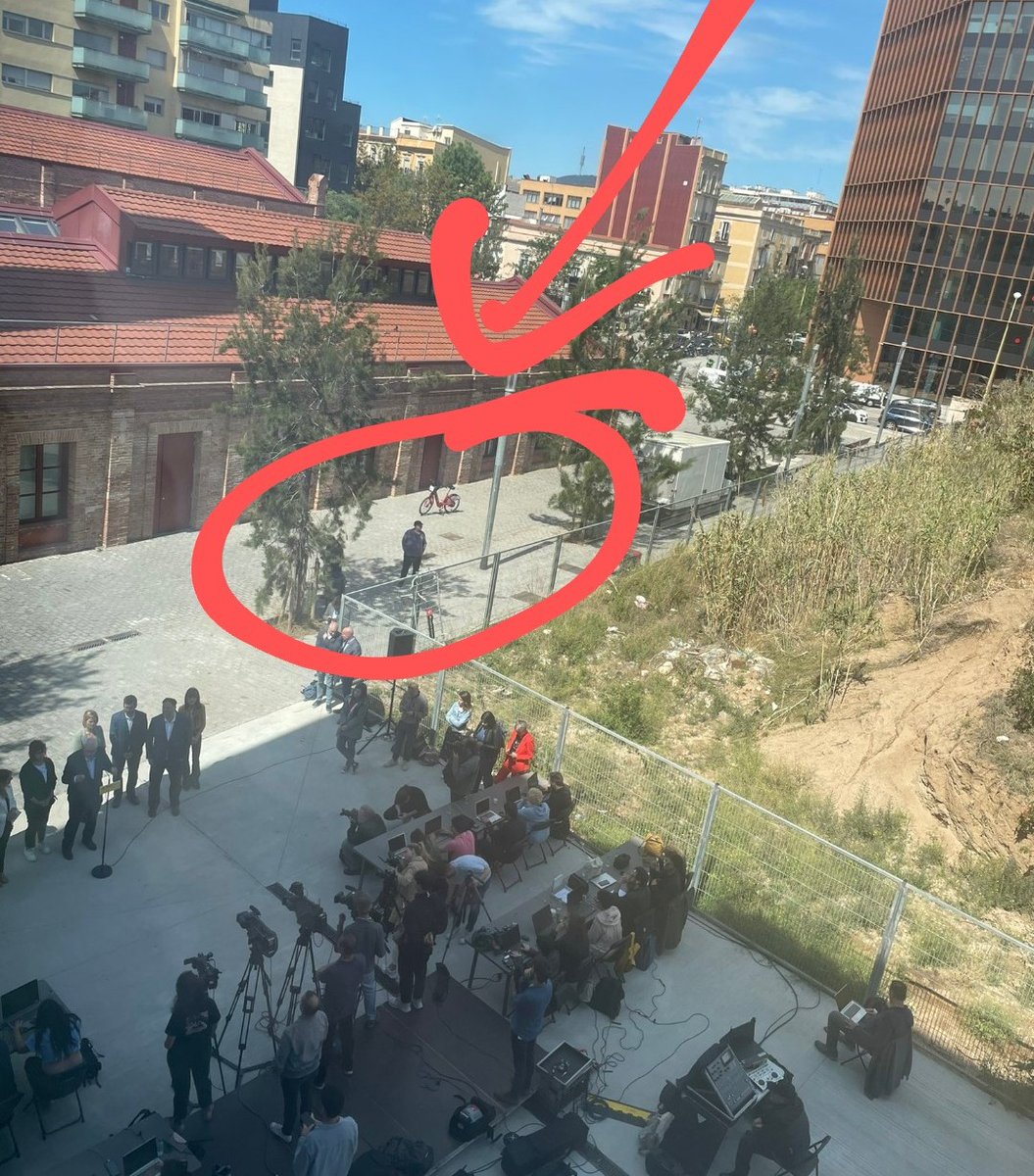 L'únic assistent, a un acte d'ERC, amb en Junqueras i en Maragall,  és aquest.