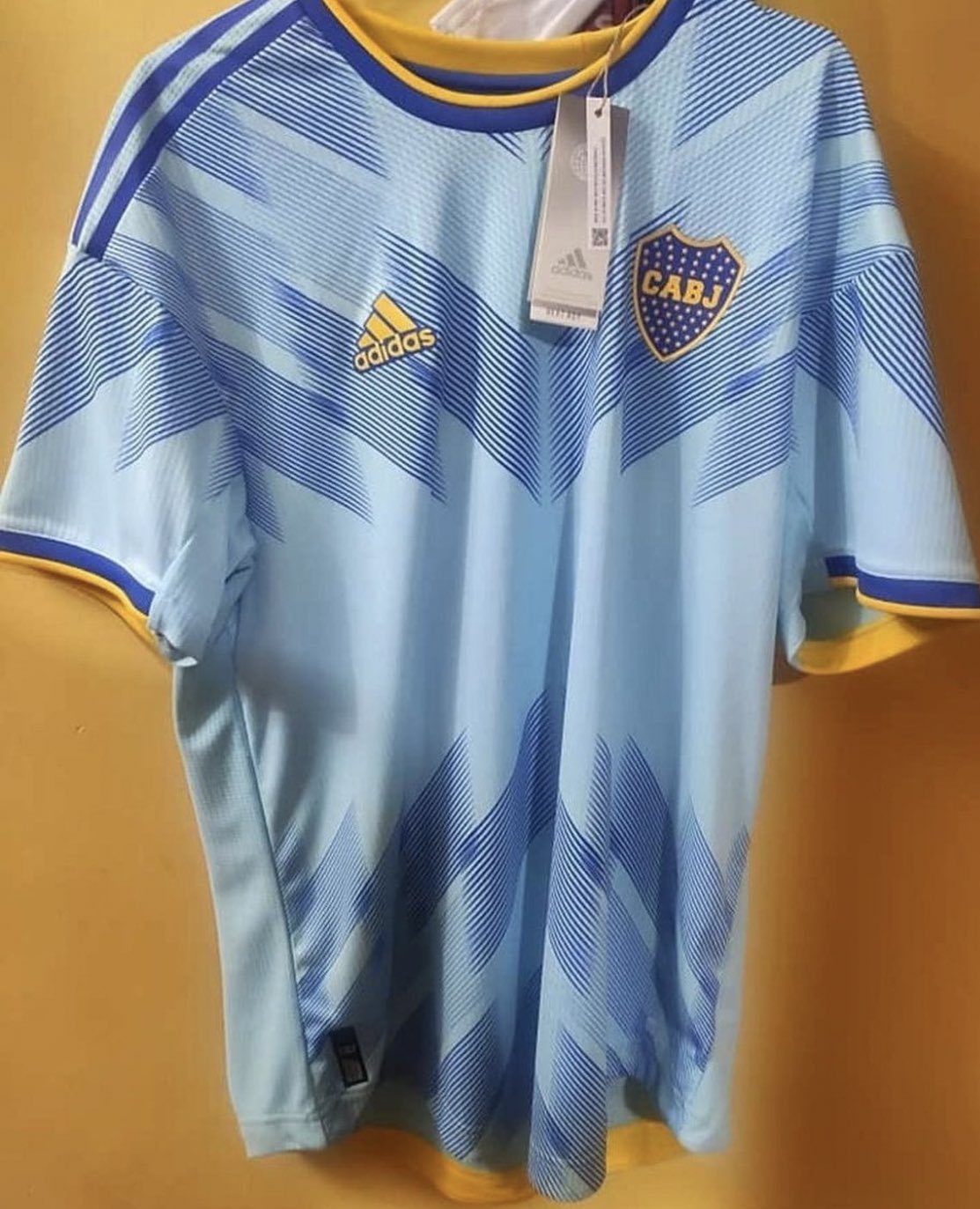 Boca Juniors - La12Tuittera on Twitter: "✓ El viernes cuando visite a  Argentinos por el torneo local, #Boca estrenará esta camiseta alternativa.  ¿Les gusta? ???? https://t.co/9cUwBAgNg0" / Twitter