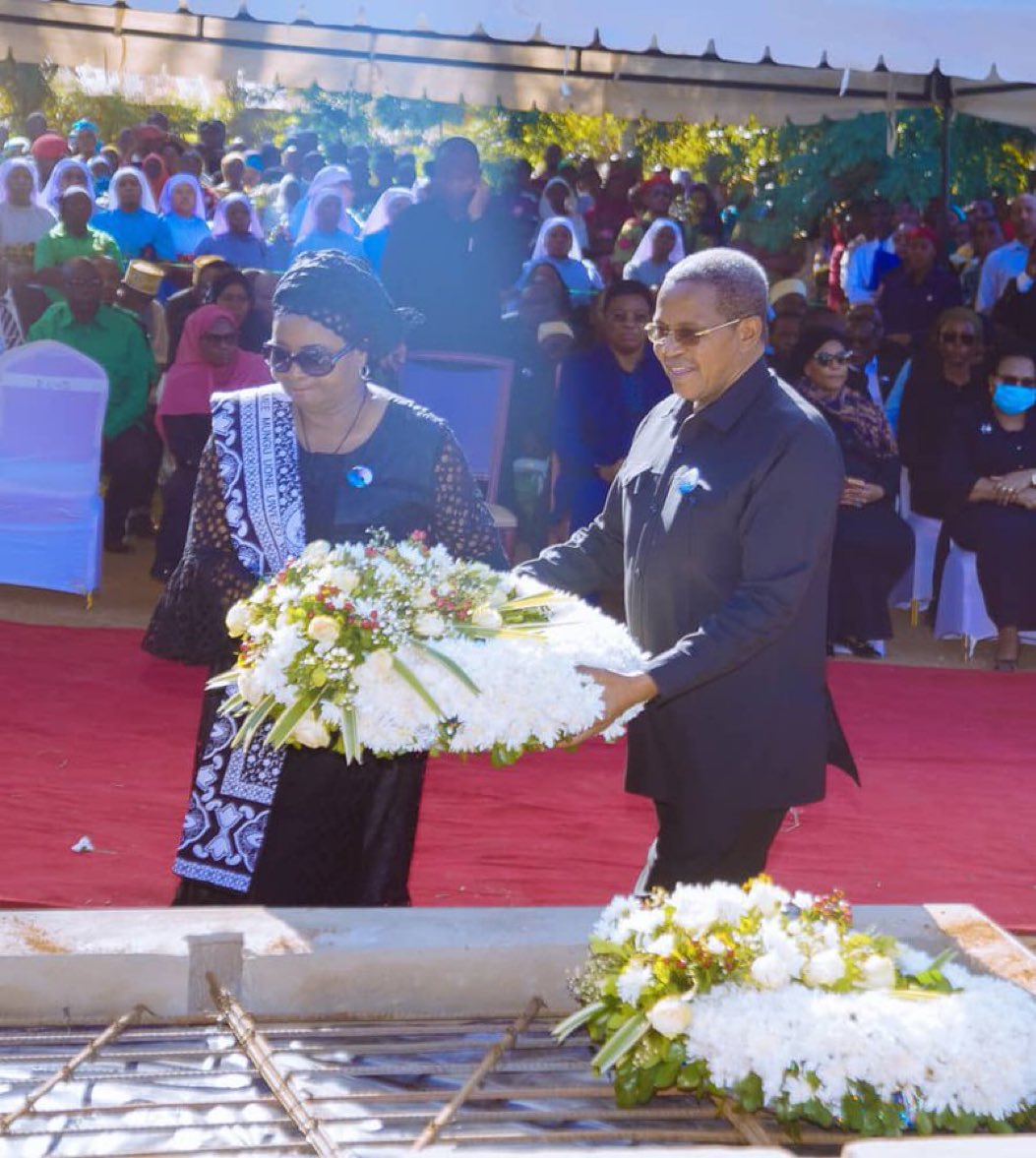 rutaraka's tweet photo. πRondo
Rais Mstaafu Mhe. Dkt Jakaya Kikwete pamoja na mke wake Mama Salma Kikwete, wakiweka shada la Maua kwenye kaburi la aliyewahi kuwa Waziri wa Mambo ya Nje na Ushirikiano wa Kimataifa Hayati Bernard Membe, kijijini Rondo Chiponda leo Mei 16, 2023.
#RIPMembe π https://t.co/k31aNmd0Vc