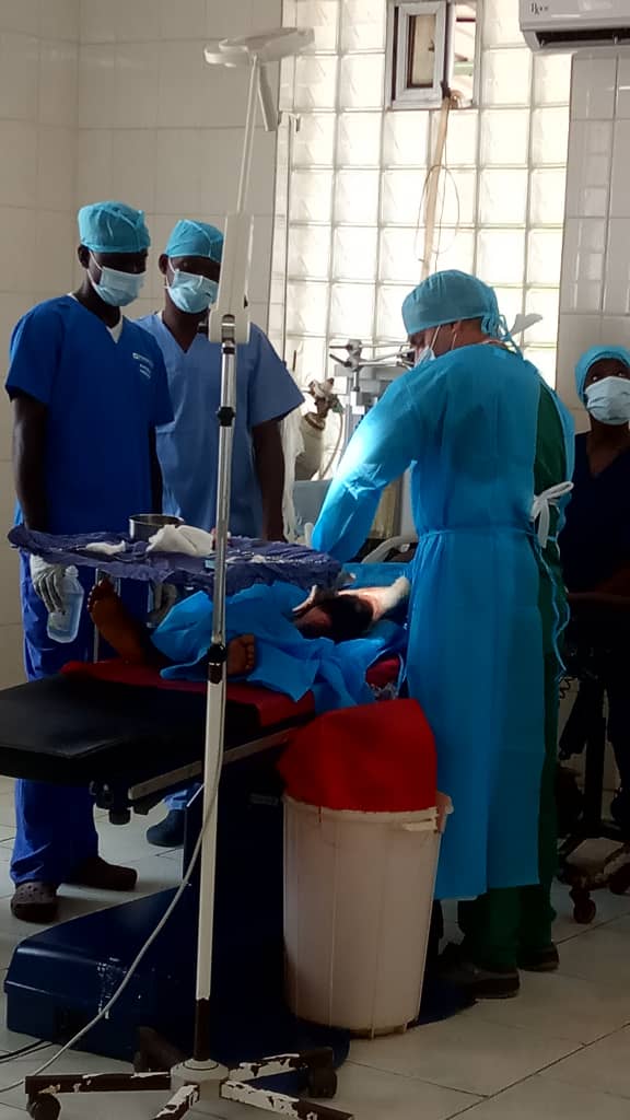 “Lo más importante habrá de ser su consagración total al más noble y humano de los oficios: salvar vidas y preservar salud. Más que médicos, serán celosos guardianes de lo más preciado del ser humano; apóstoles y creadores de un mundo más humano”. 
#27AñosSalvandoVidasEnGambia