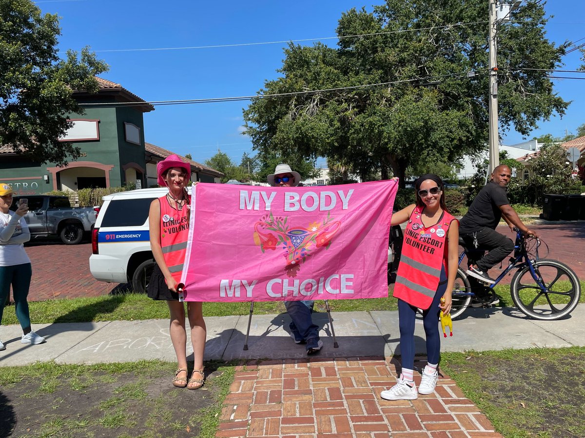 SWANofCentralFL's tweet image. It's another fine day for blocking the stupid forced birthers who harass people at our clinic. 👊🦢#swanofcentralfl #supportchoice #AbortionIsHealthcare #mybodymychoice