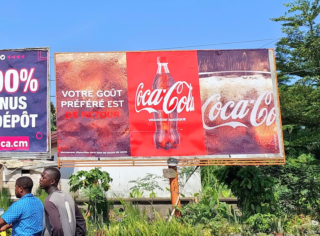 aristidemabatto's tweet photo. "Votre goût préféré est de retour," est l'accroche de la réintroduction de @CocaCola sur le marché camerounais après le divorce d'avec @BoissonsduCMR.
Alors, êtes-vous heureux de retrouver le #CocaCola embouteillé par #Gracedom ?
Une affiche signée #SimplyBlack.
#SniperDePub https://t.co/Ut5rV6F19m