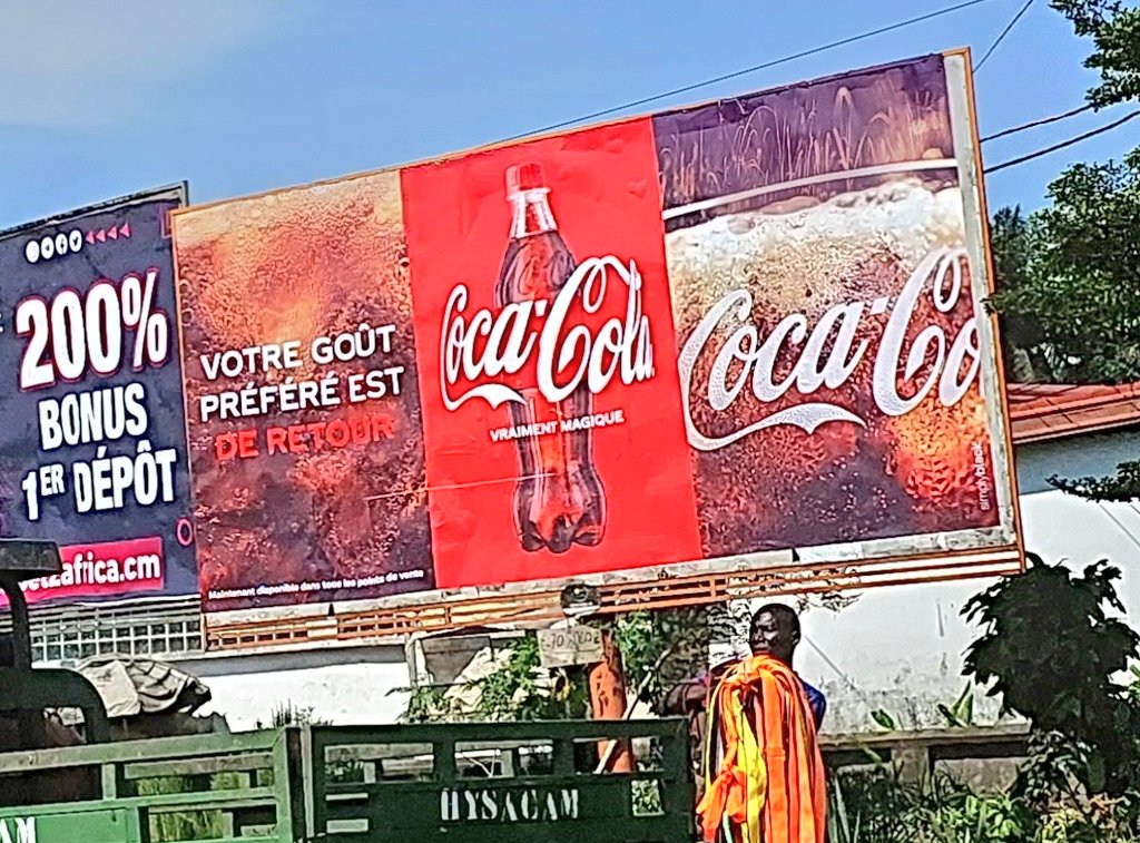 aristidemabatto's tweet photo. "Votre goût préféré est de retour," est l'accroche de la réintroduction de @CocaCola sur le marché camerounais après le divorce d'avec @BoissonsduCMR.
Alors, êtes-vous heureux de retrouver le #CocaCola embouteillé par #Gracedom ?
Une affiche signée #SimplyBlack.
#SniperDePub https://t.co/Ut5rV6F19m